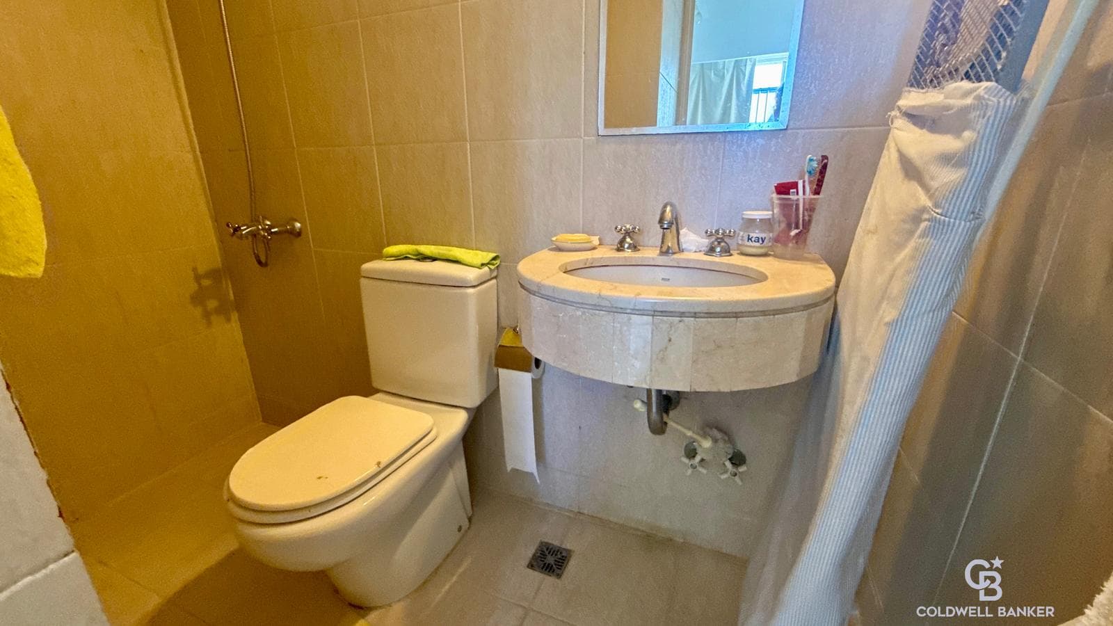 Modern, bright duplex with all amenities