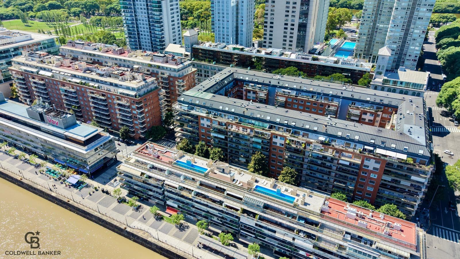 Modern, bright duplex with all amenities