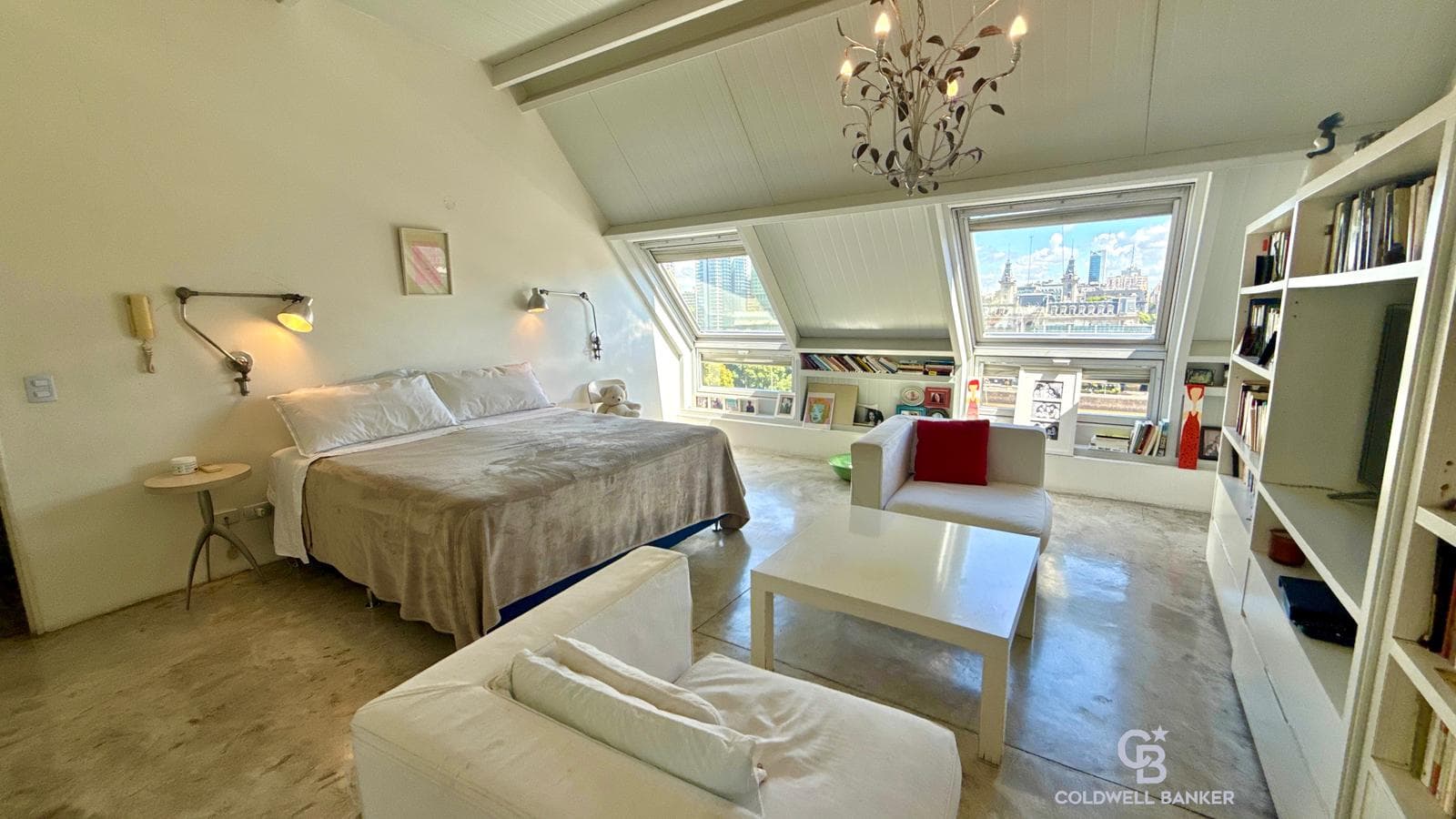 Modern, bright duplex with all amenities