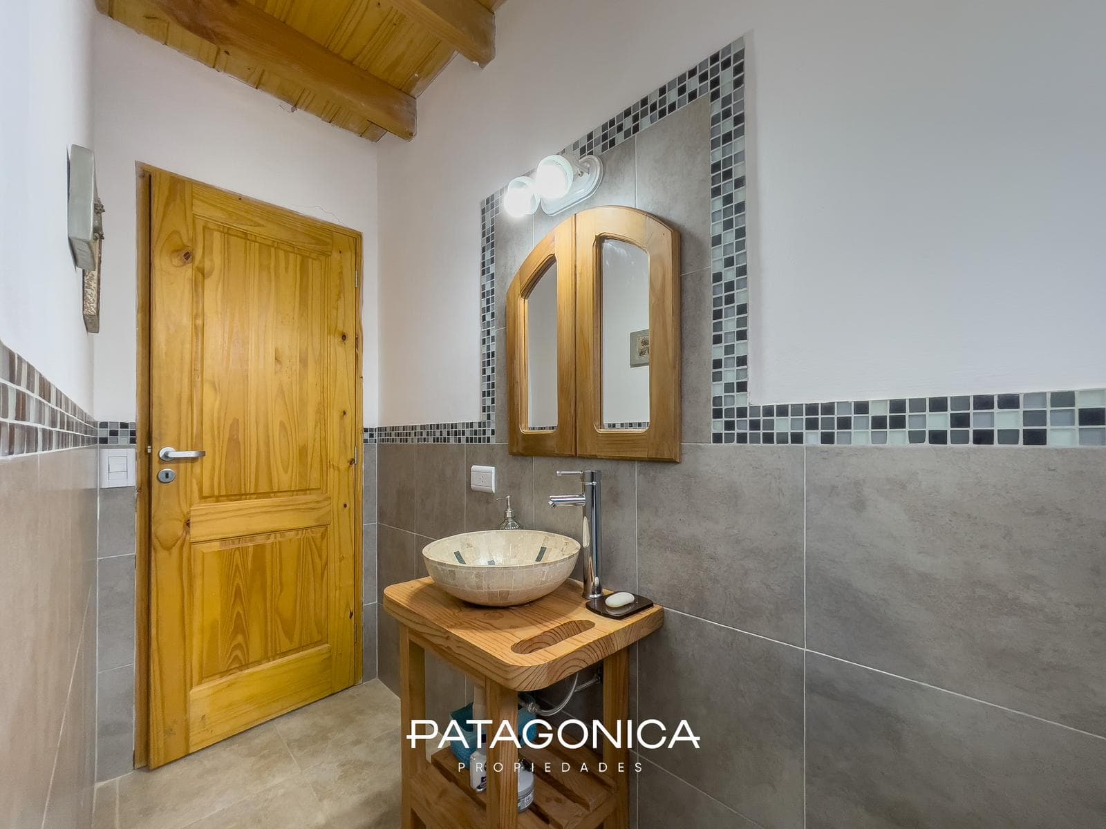 HOUSE FOR SALE: 120 M2, 2/3 BEDROOMS, PUERTO NEIGHBORHOOD, VILLA LA ANGOSTURA