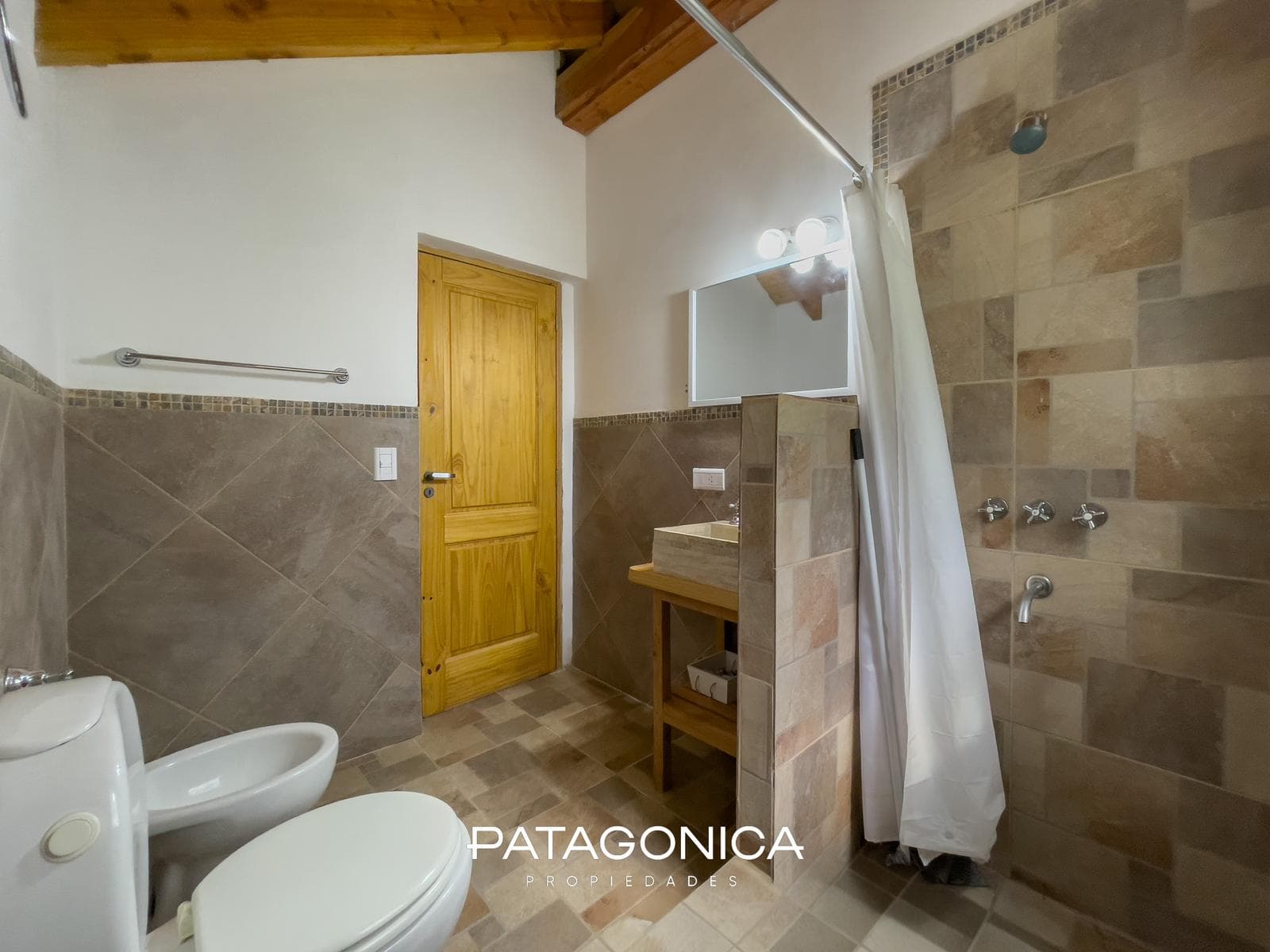 HOUSE FOR SALE: 120 M2, 2/3 BEDROOMS, PUERTO NEIGHBORHOOD, VILLA LA ANGOSTURA