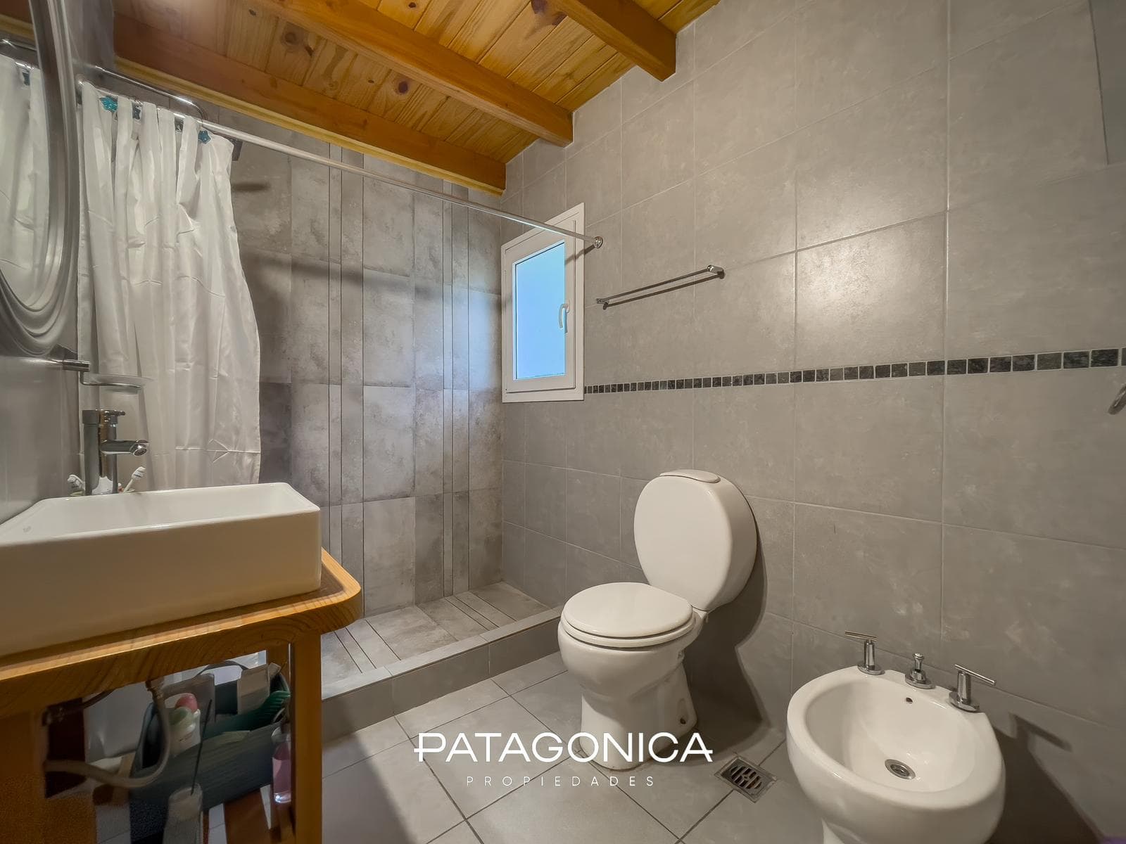 HOUSE FOR SALE: 120 M2, 2/3 BEDROOMS, PUERTO NEIGHBORHOOD, VILLA LA ANGOSTURA