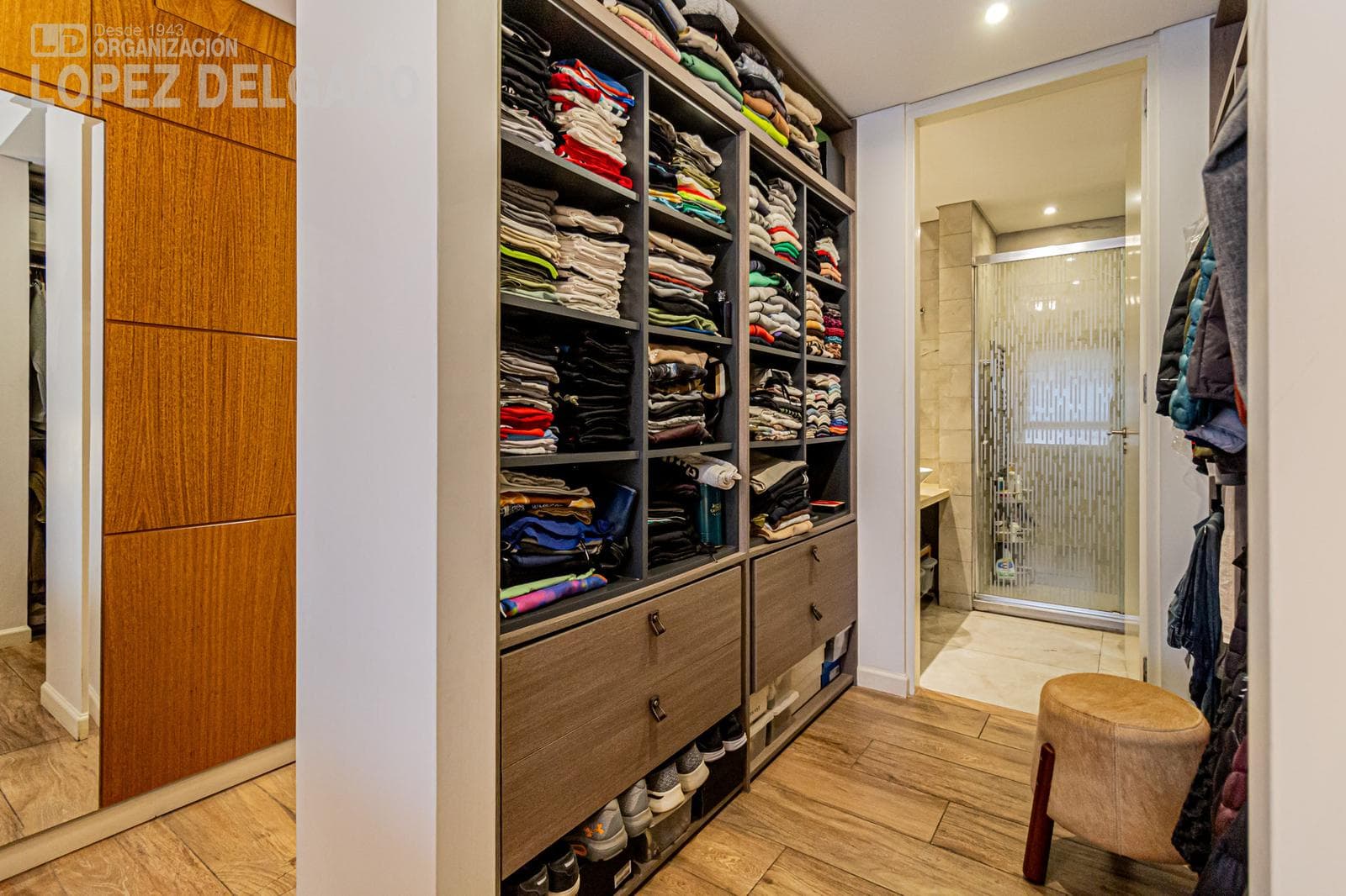 4-room triplex apartment facing the street with a garage, fully furnished, in the Villa del Parque shopping center