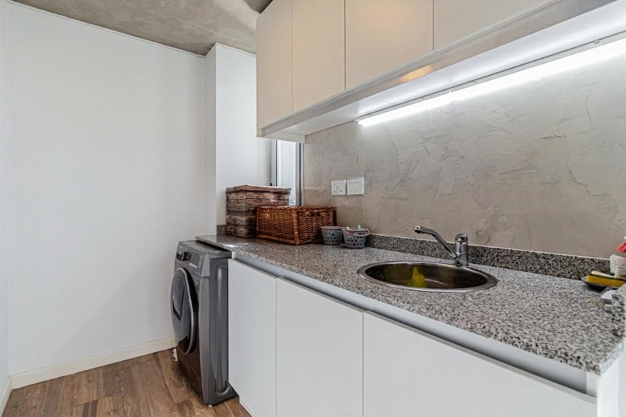 4-room triplex apartment facing the street with a garage, fully furnished, in the Villa del Parque shopping center