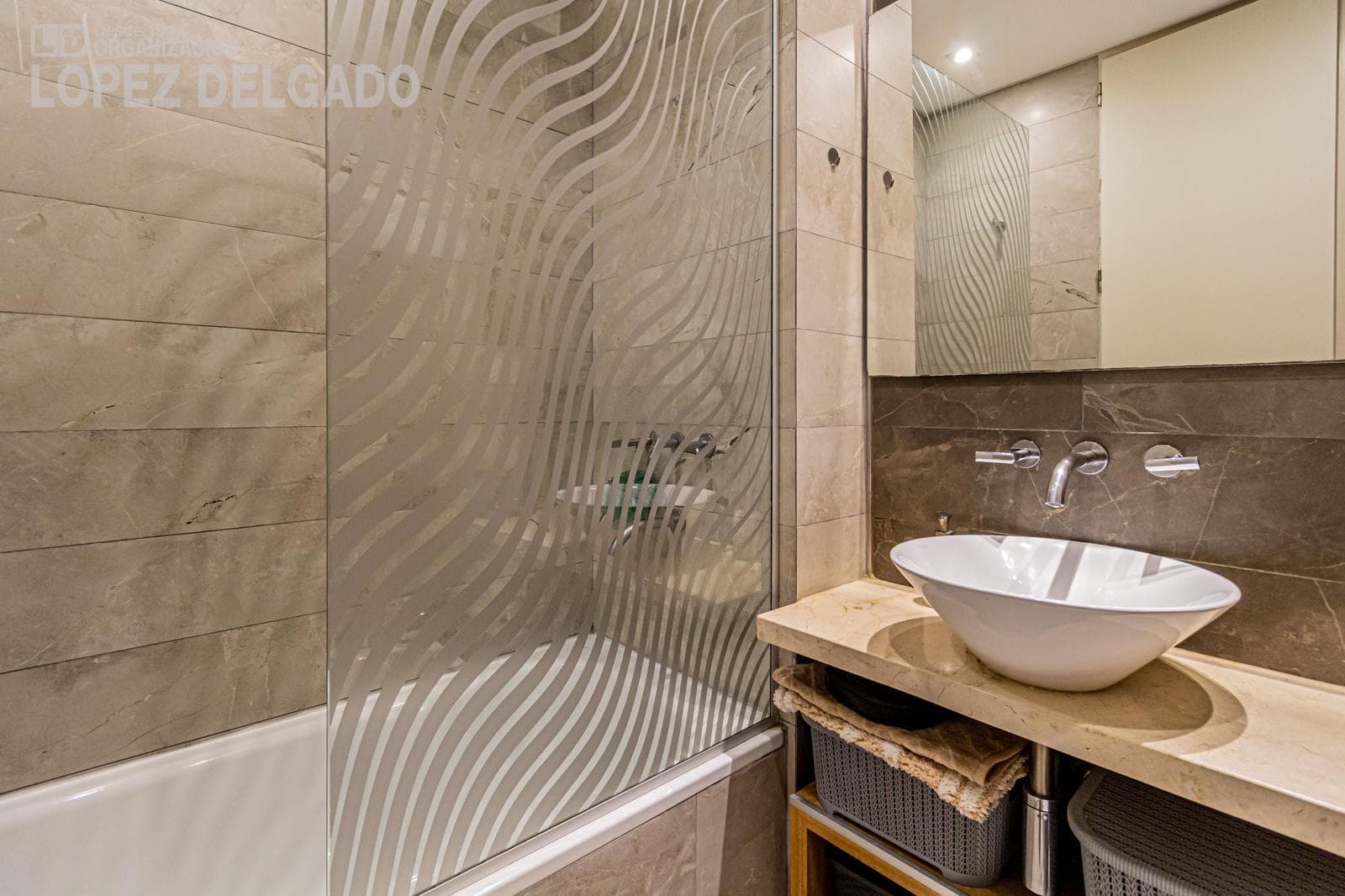 4-room triplex apartment facing the street with a garage, fully furnished, in the Villa del Parque shopping center