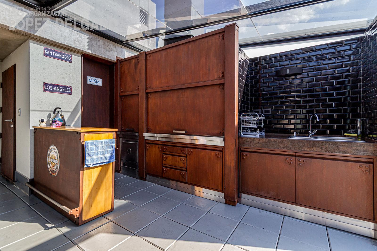4-room triplex apartment facing the street with a garage, fully furnished, in the Villa del Parque shopping center