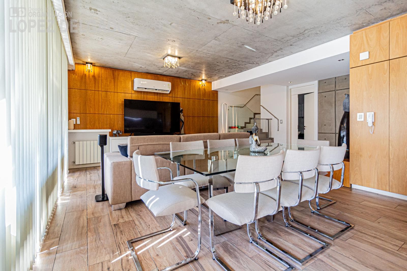 4-room triplex apartment facing the street with a garage, fully furnished, in the Villa del Parque shopping center