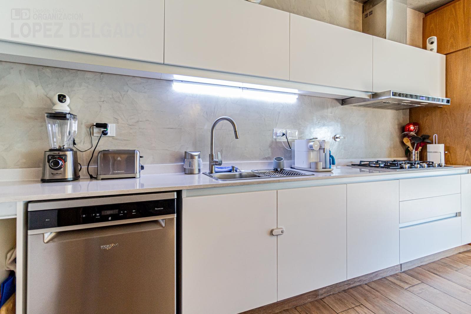 4-room triplex apartment facing the street with a garage, fully furnished, in the Villa del Parque shopping center
