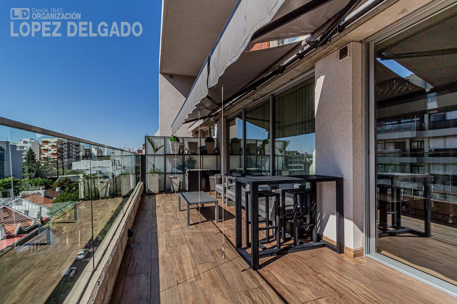 4-room triplex apartment facing the street with a garage, fully furnished, in the Villa del Parque shopping center
