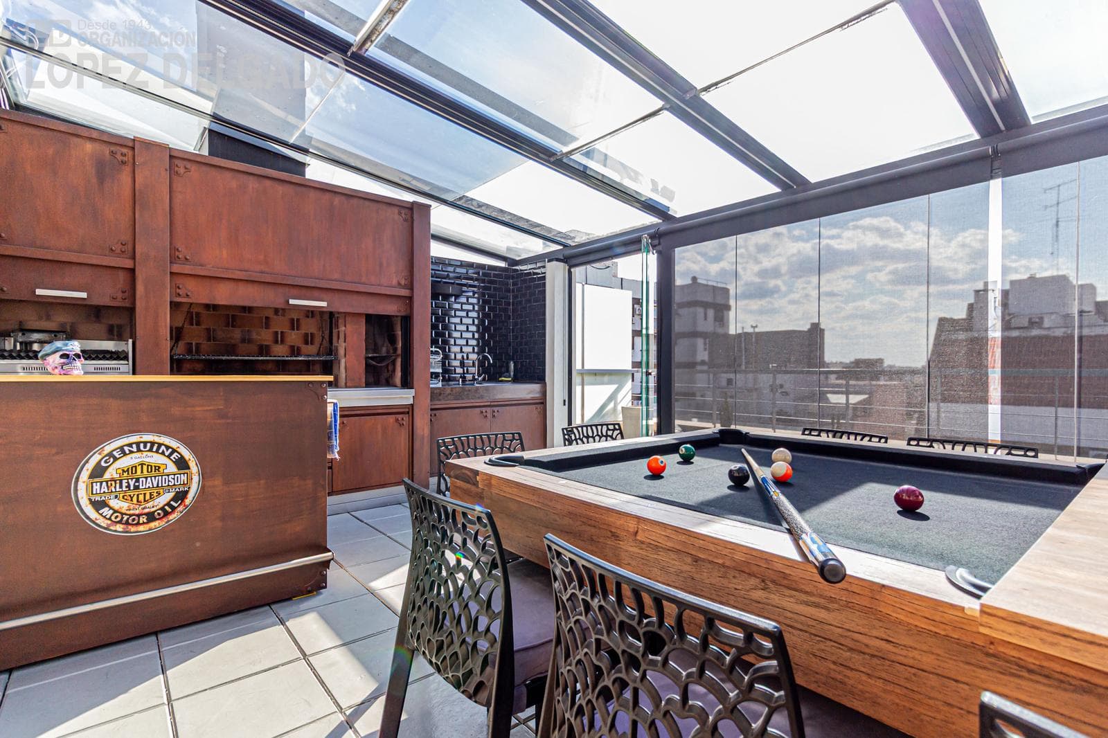 4-room triplex apartment facing the street with a garage, fully furnished, in the Villa del Parque shopping center