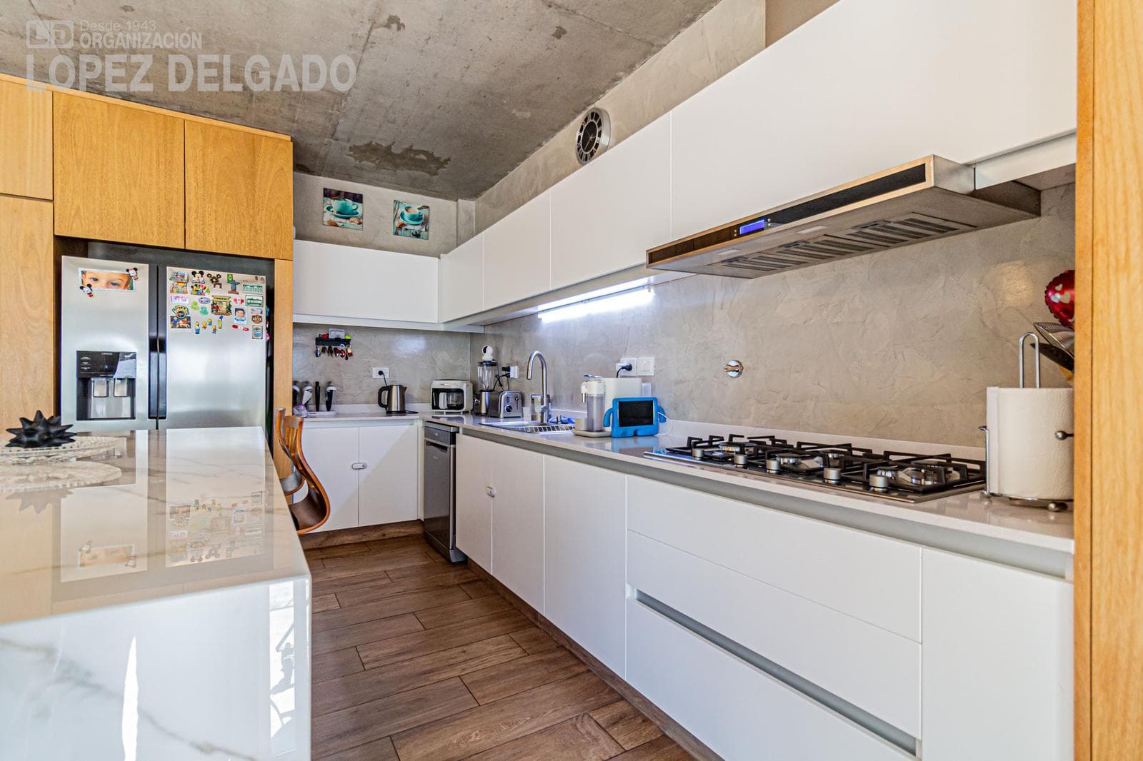 4-room triplex apartment facing the street with a garage, fully furnished, in the Villa del Parque shopping center