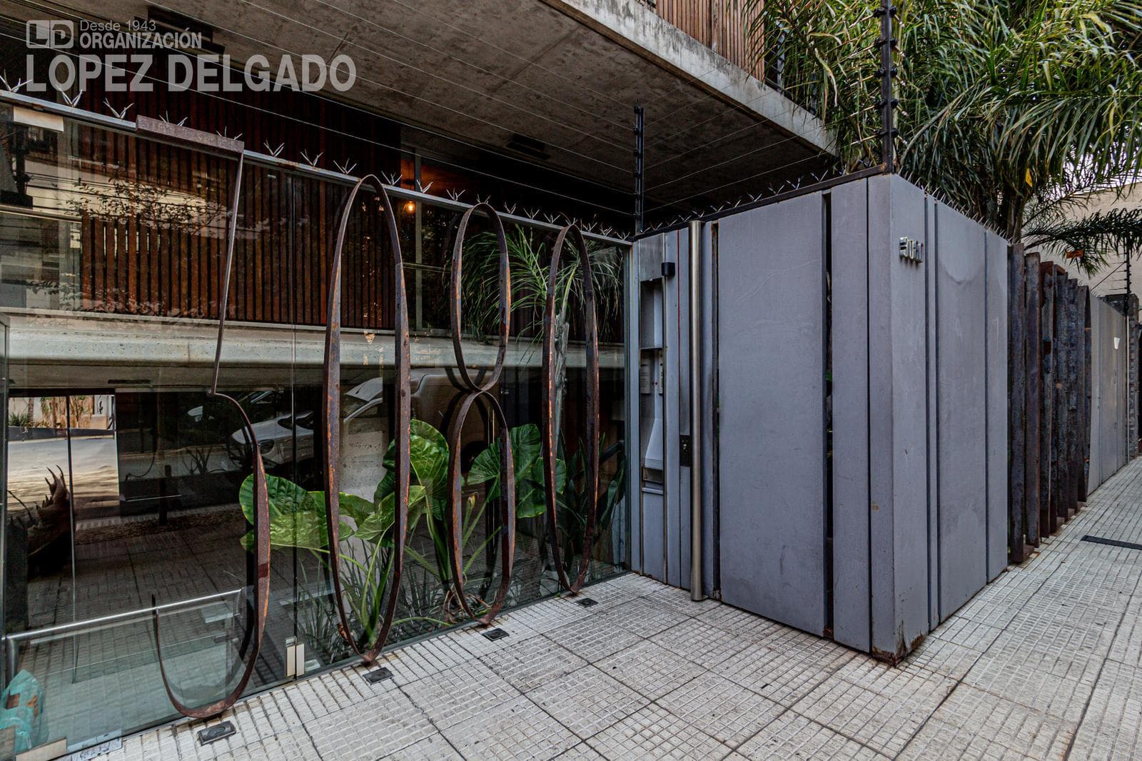 4-room triplex apartment facing the street with a garage, fully furnished, in the Villa del Parque shopping center