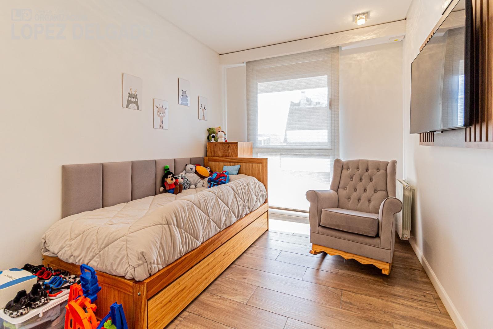 4-room triplex apartment facing the street with a garage, fully furnished, in the Villa del Parque shopping center