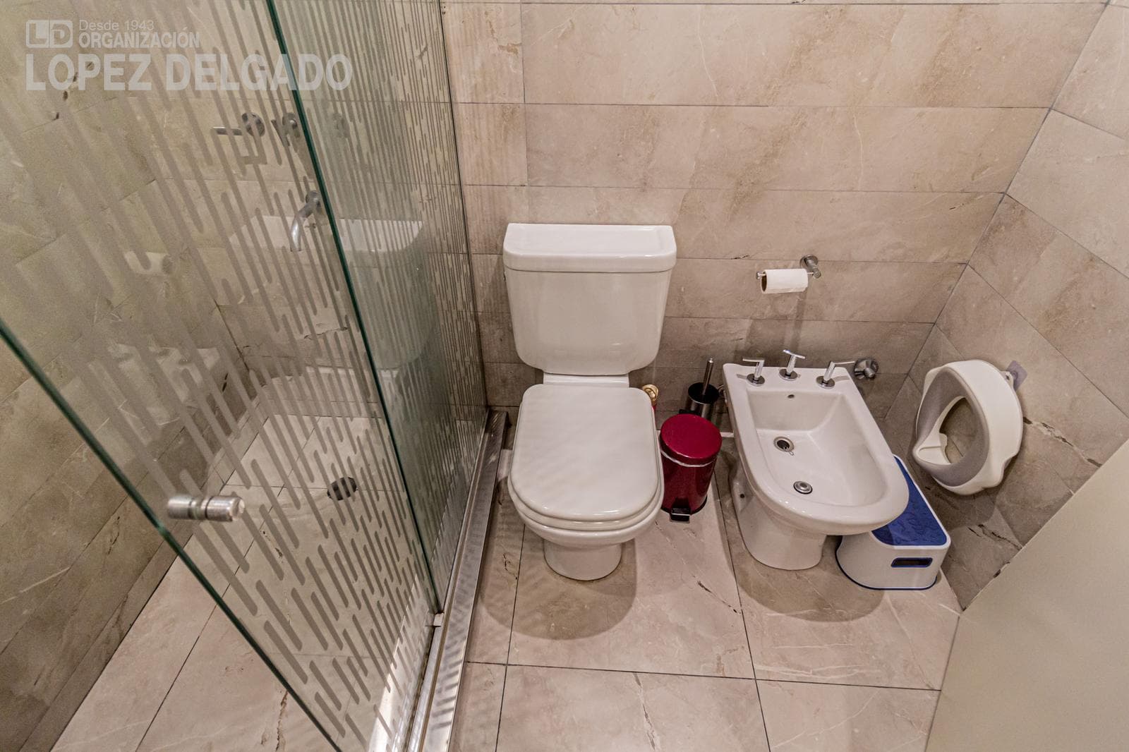 4-room triplex apartment facing the street with a garage, fully furnished, in the Villa del Parque shopping center