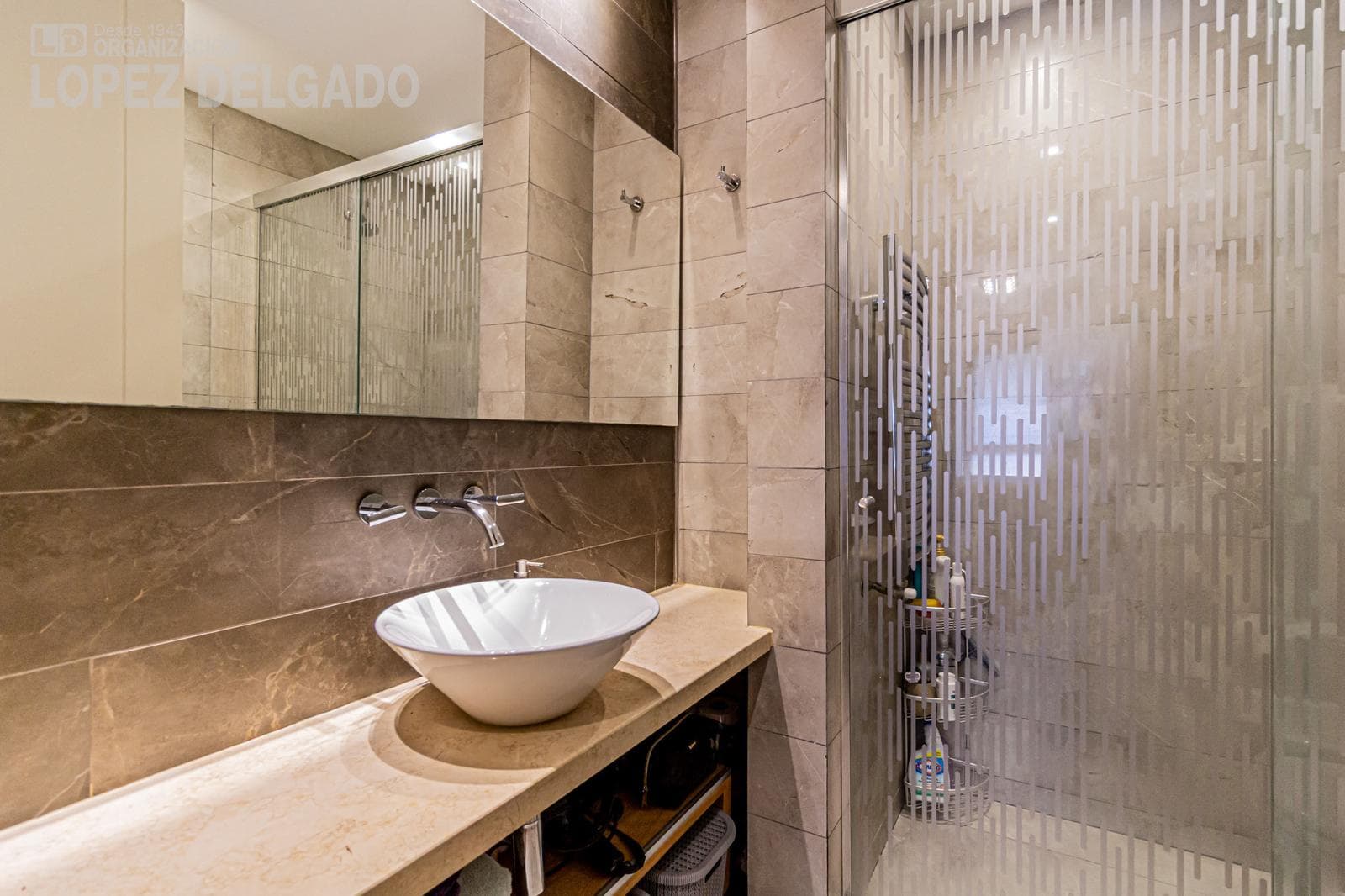 4-room triplex apartment facing the street with a garage, fully furnished, in the Villa del Parque shopping center