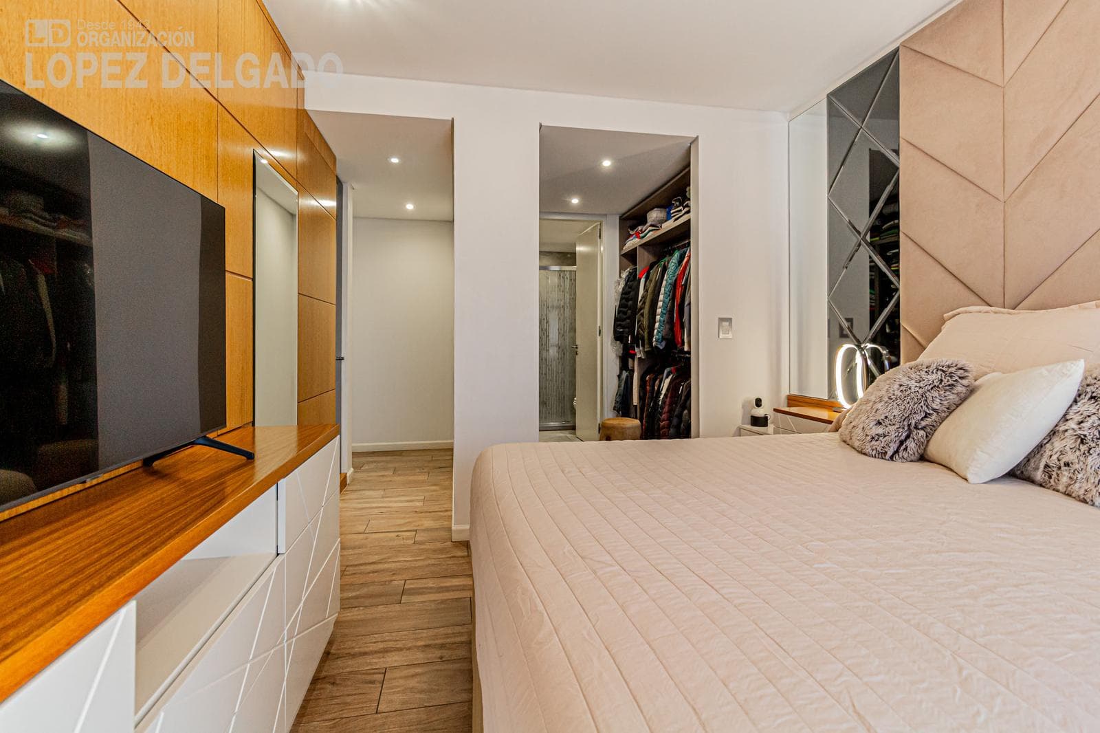 4-room triplex apartment facing the street with a garage, fully furnished, in the Villa del Parque shopping center