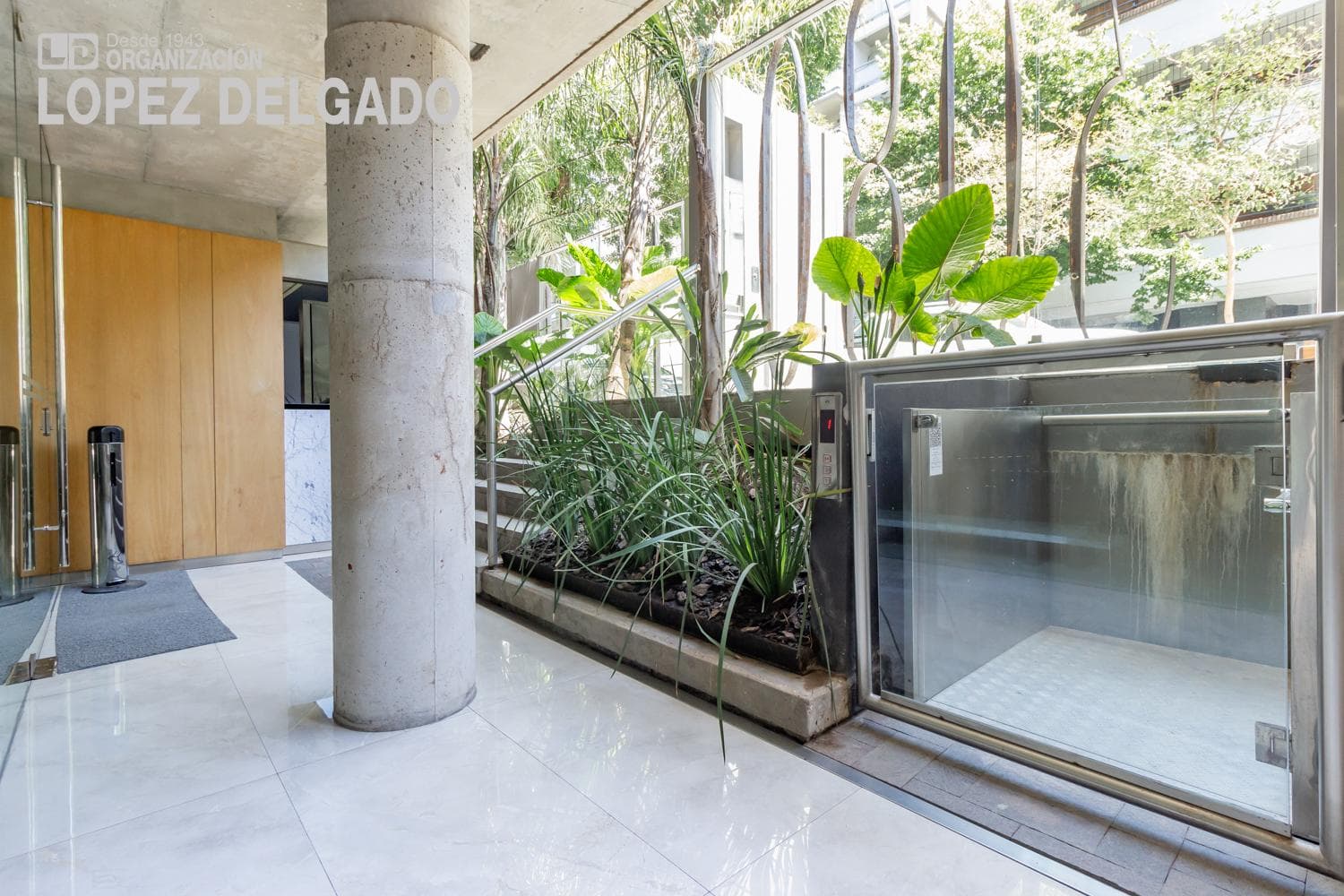 4-room triplex apartment facing the street with a garage, fully furnished, in the Villa del Parque shopping center
