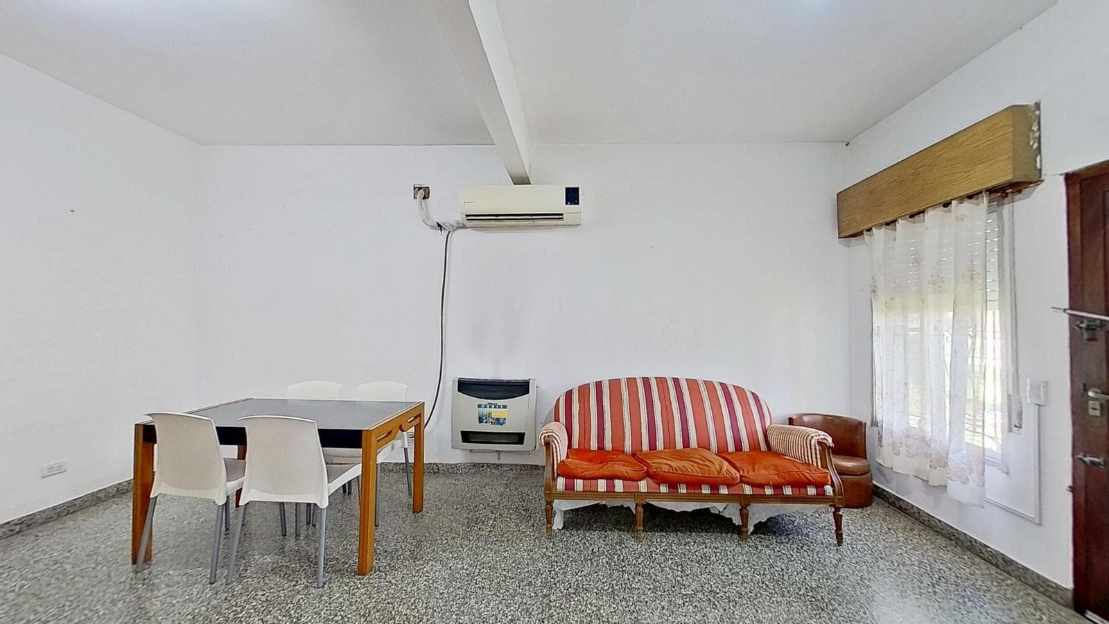 House for Sale: 4 Rooms, Patio, and Terrace in West Berazategui