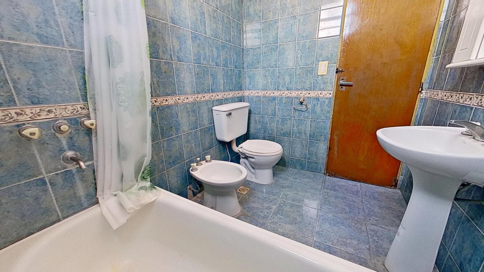 House for Sale: 4 Rooms, Patio, and Terrace in West Berazategui