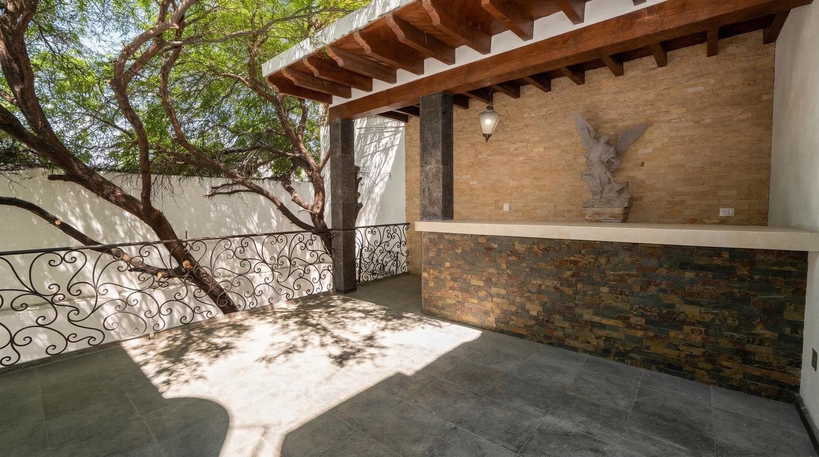 Casa Serafin. A Smart Investment in San Miguel: Spacious Layouts and Complete Connectivity
