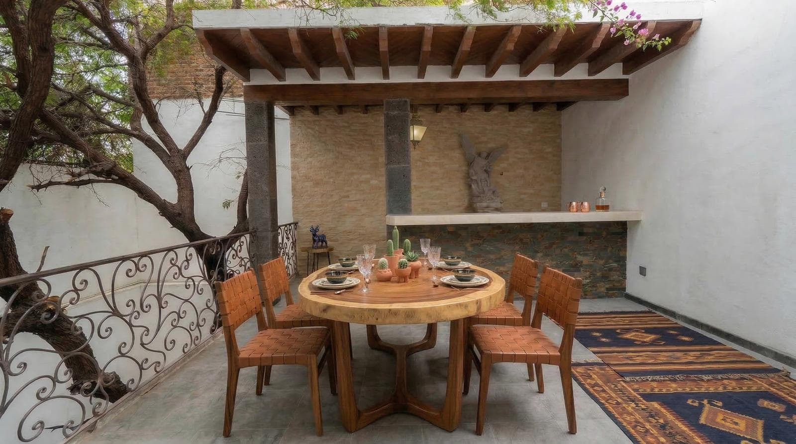 Casa Serafin. A Smart Investment in San Miguel: Spacious Layouts and Complete Connectivity