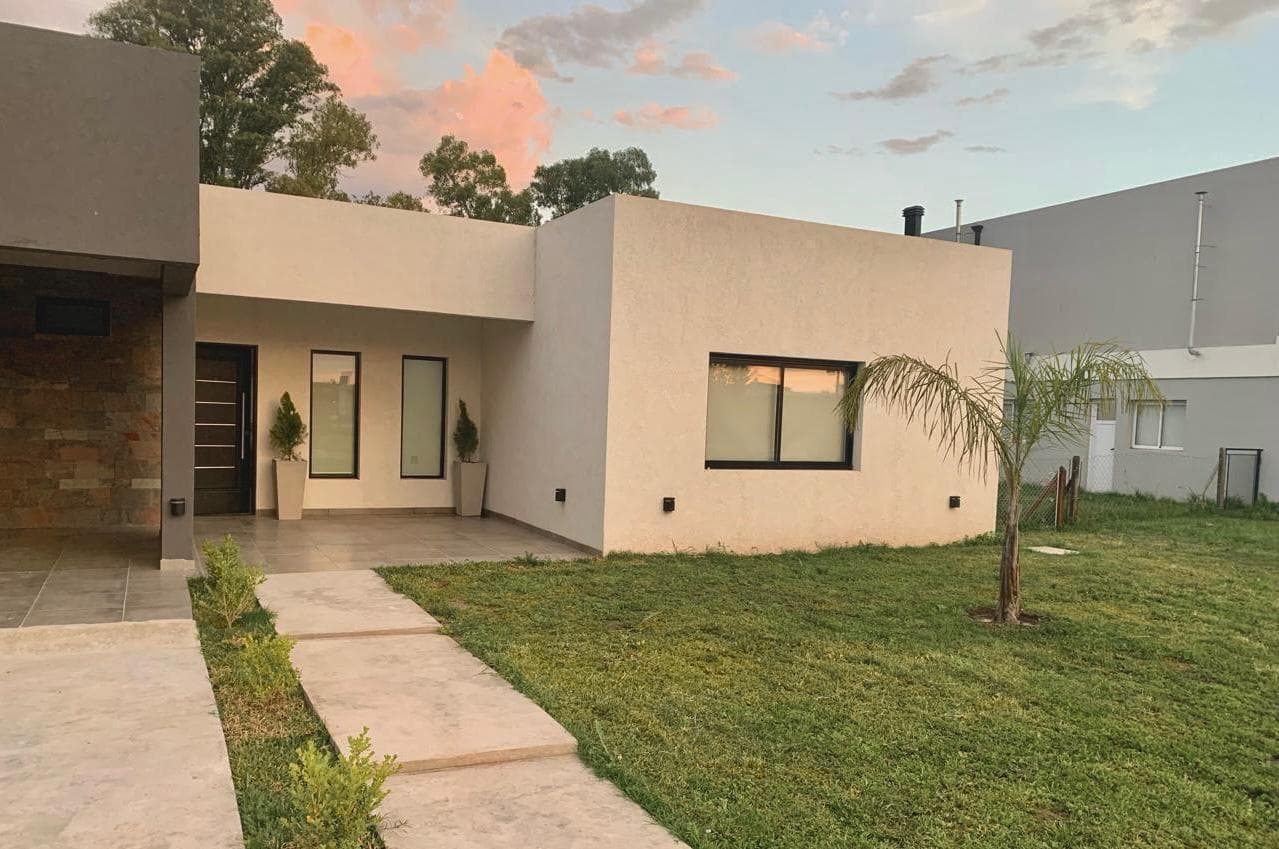 4-ROOM HOUSE FOR RENT IN THE LA MAGDALENA NEIGHBORHOOD, CANNING
