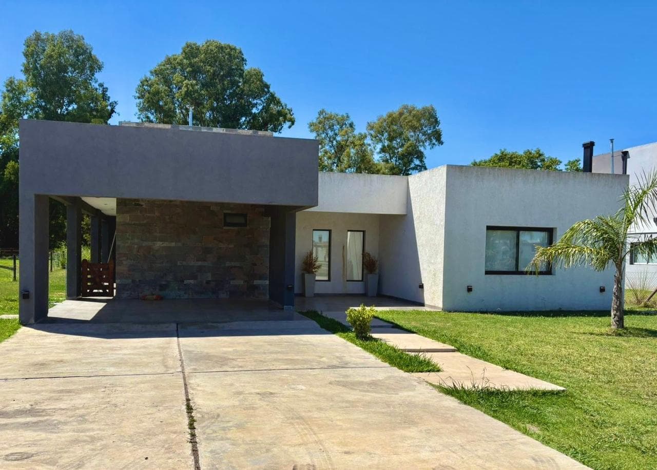 4-ROOM HOUSE FOR RENT IN THE LA MAGDALENA NEIGHBORHOOD, CANNING