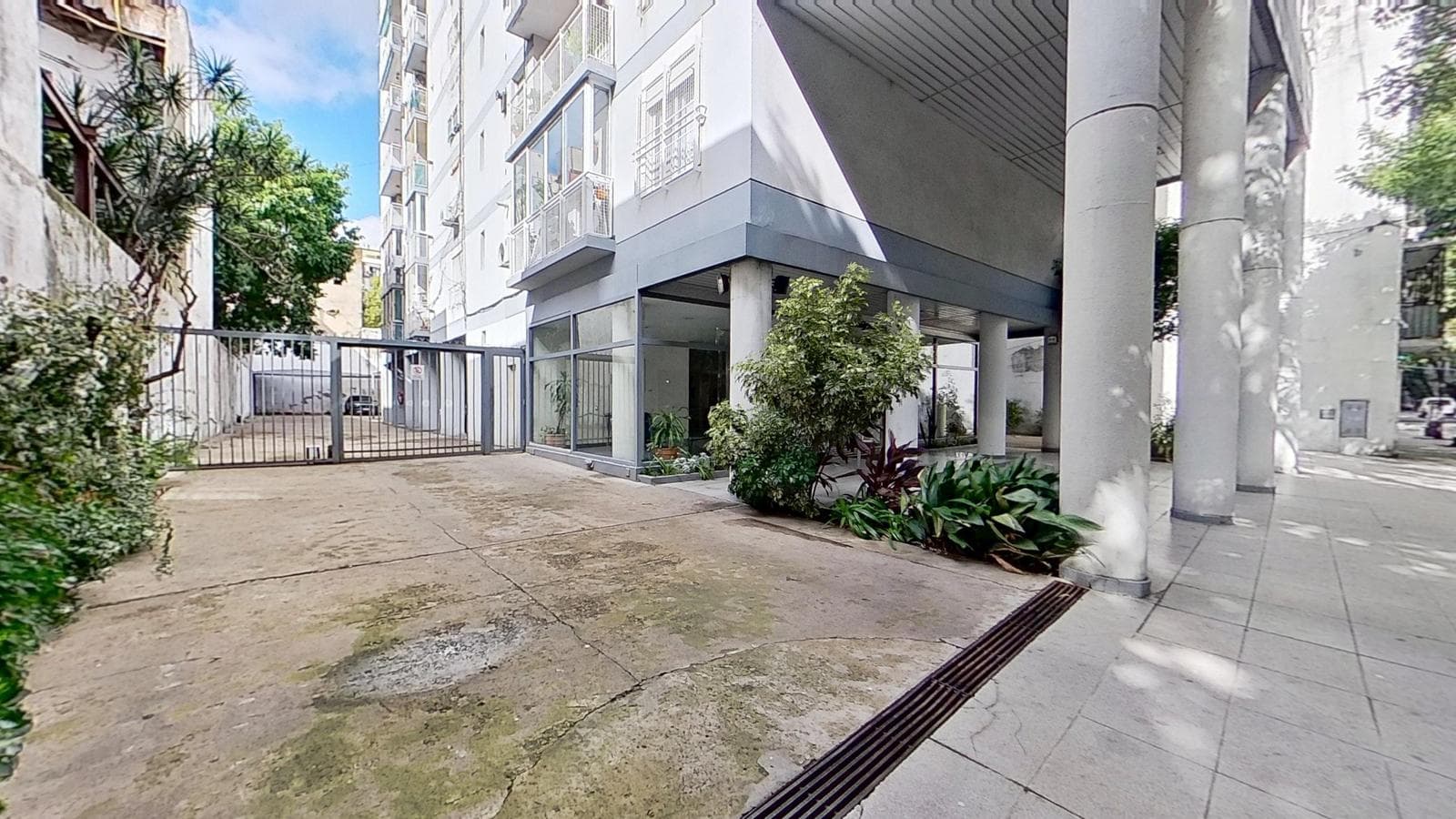 Sale: Apartment 2 with a garage on Balvanera.