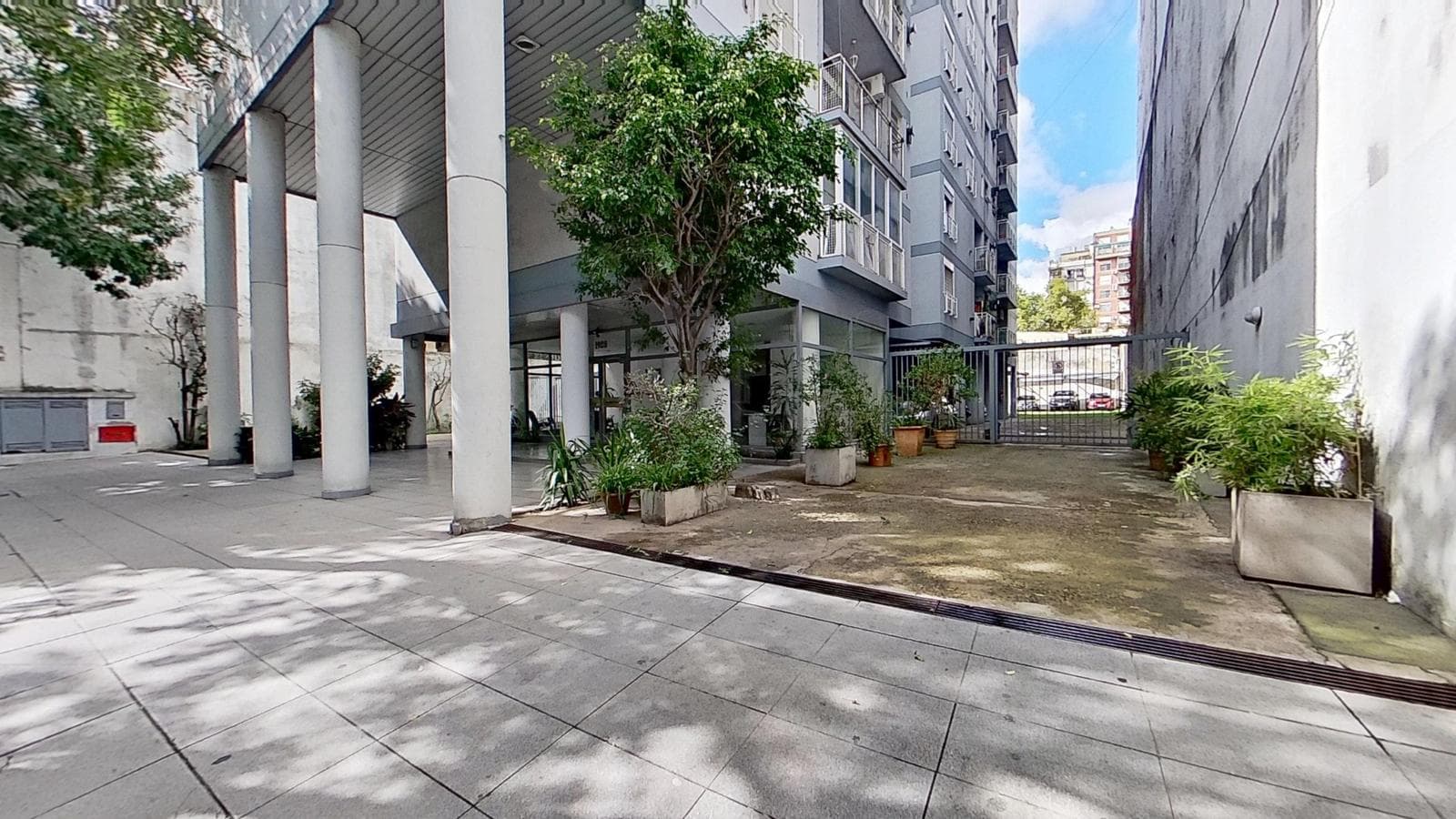 Sale: Apartment 2 with a garage on Balvanera.
