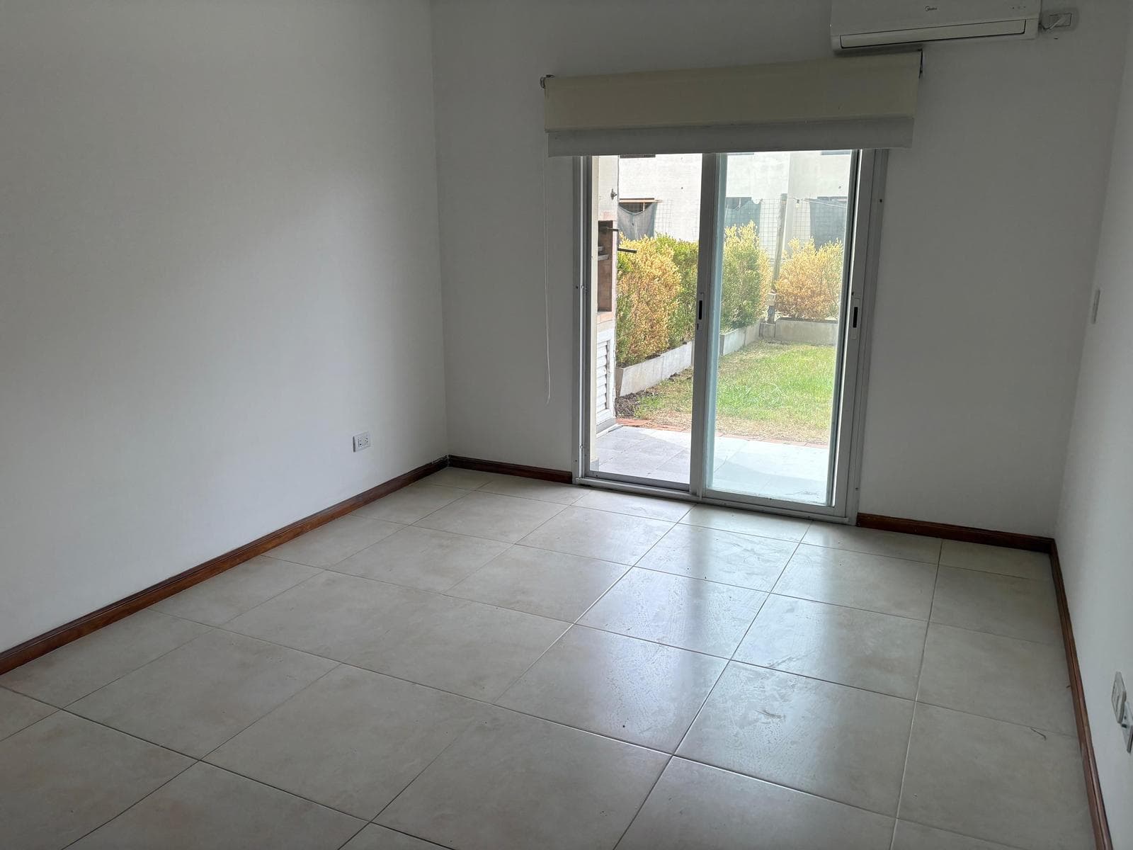 Ground-floor apartment with a garden and two rooms - Available immediately