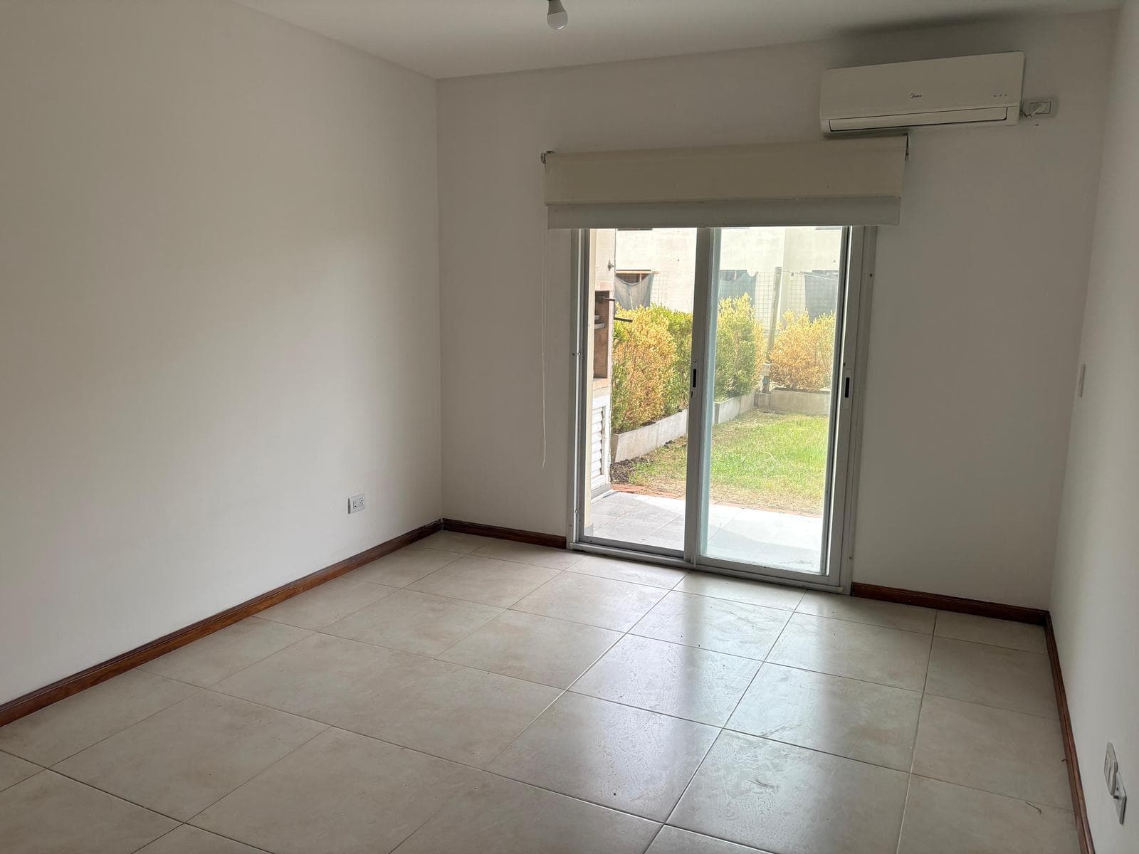 Ground-floor apartment with a garden and two rooms - Available immediately
