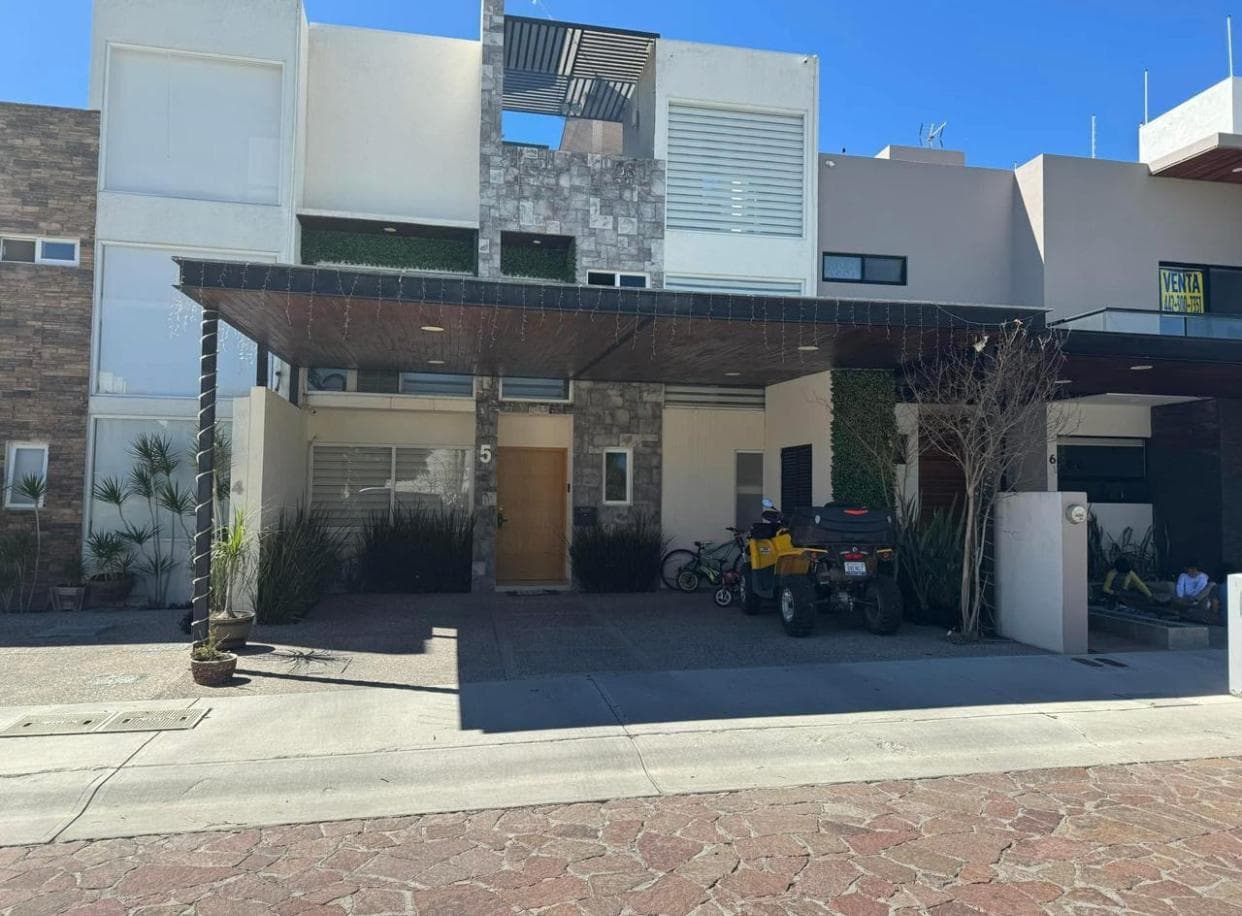 SPACIOUS SMART HOME FOR SALE IN CAÑADAS DEL LAGO, CORREGIDORA, QUERÉTARO