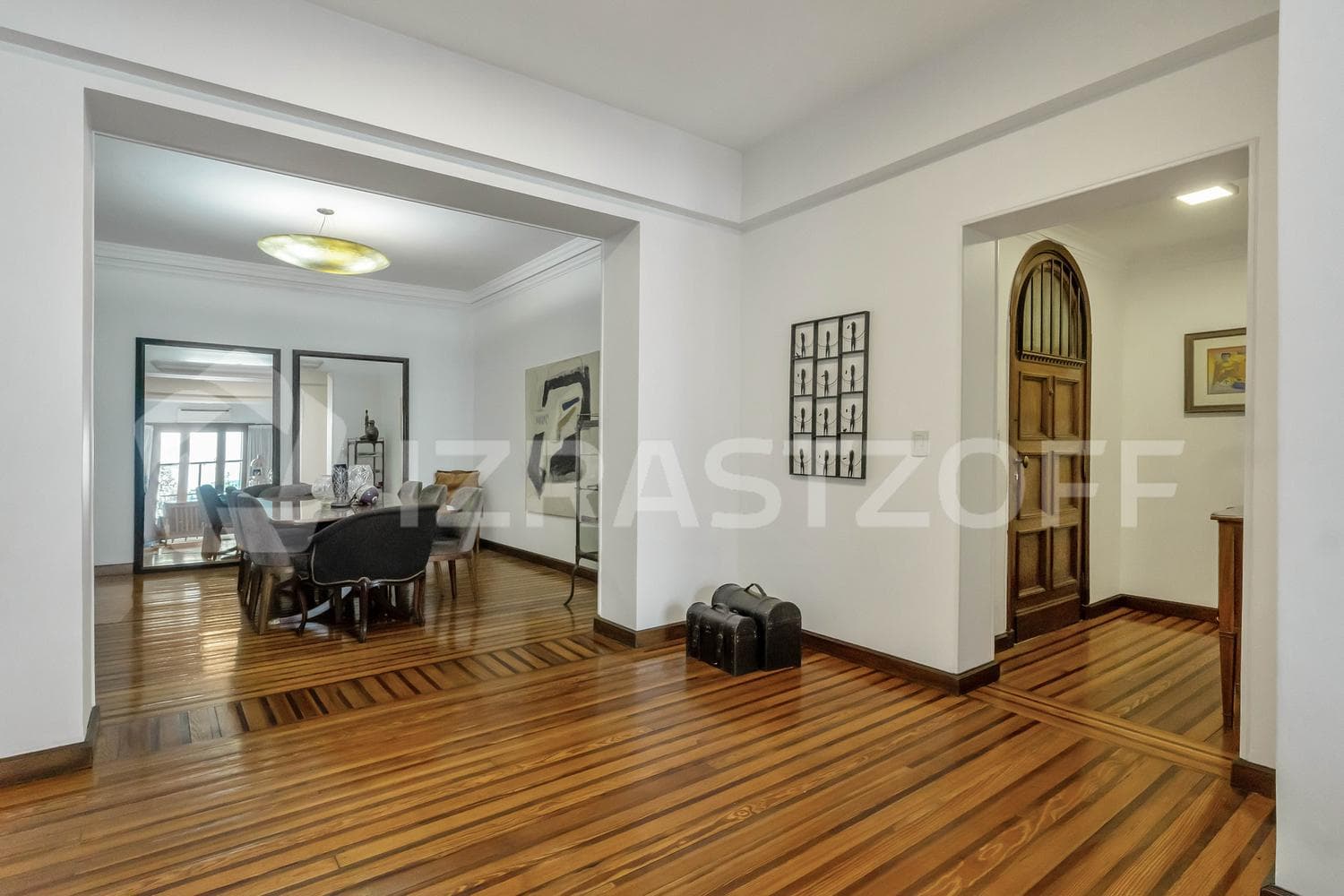 French-style apartment for sale, 5 rooms, renovated, located at the intersection of Recoleta, Libertad, and Libertador