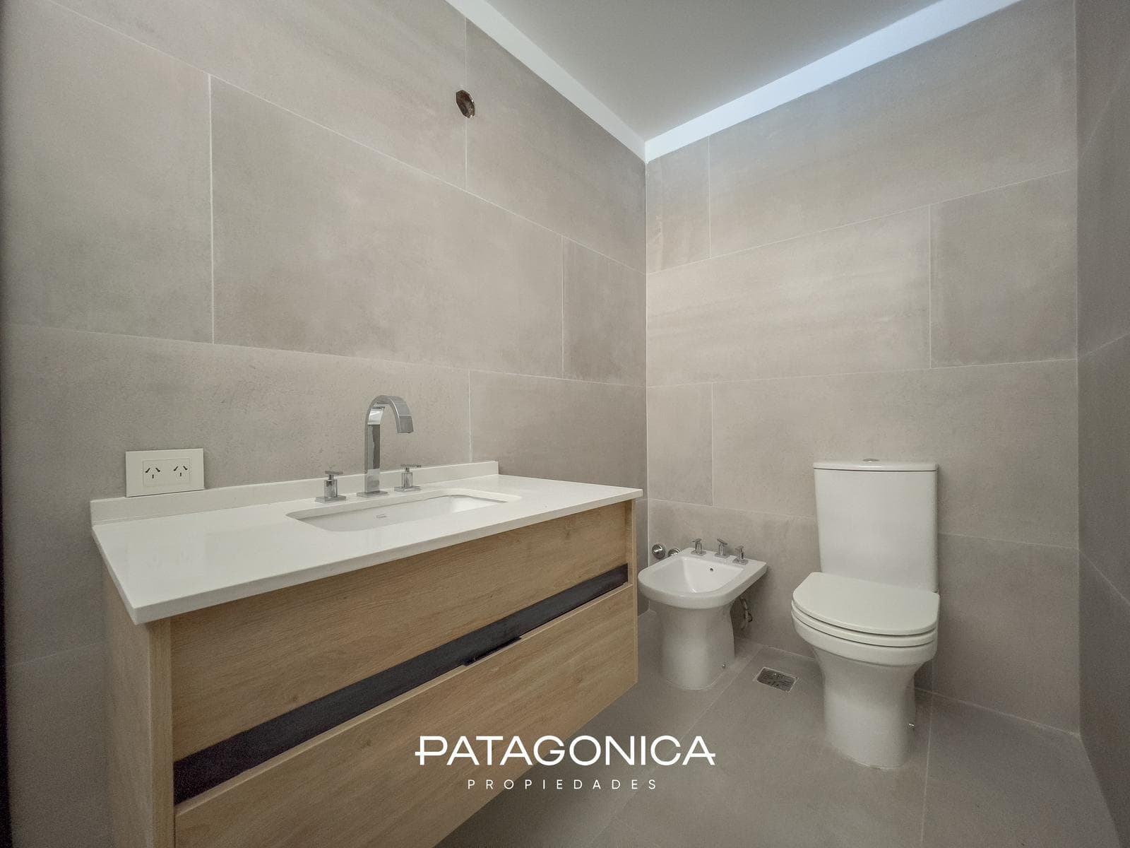 Premium 51-square-meter, 2-room apartment on the lakefront