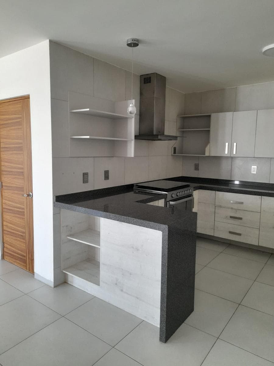 HOUSE FOR SALE ON A PRIVATE STREET, JUST 5 MINUTES FROM THE INDUSTRIAL ZONE AND THE PONIENTE AREA
