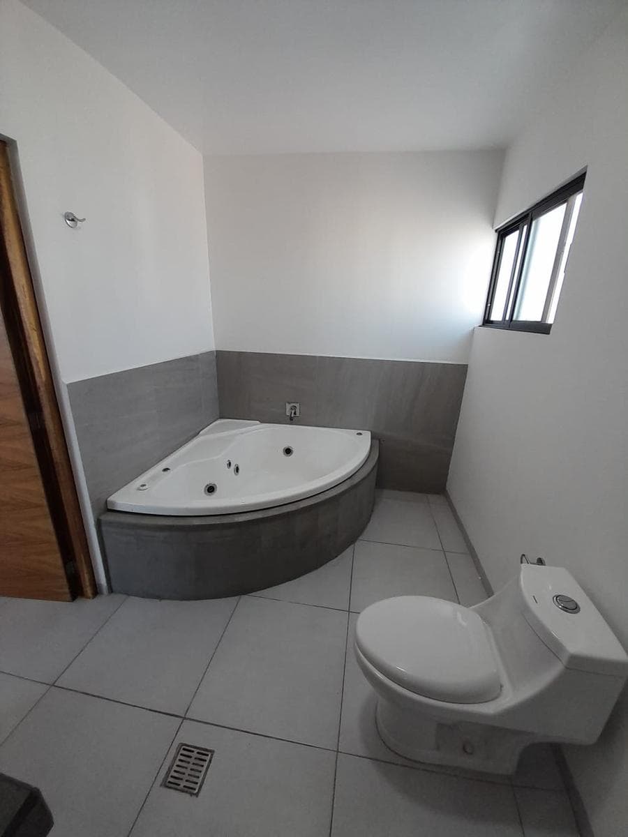 HOUSE FOR SALE ON A PRIVATE STREET, JUST 5 MINUTES FROM THE INDUSTRIAL ZONE AND THE PONIENTE AREA