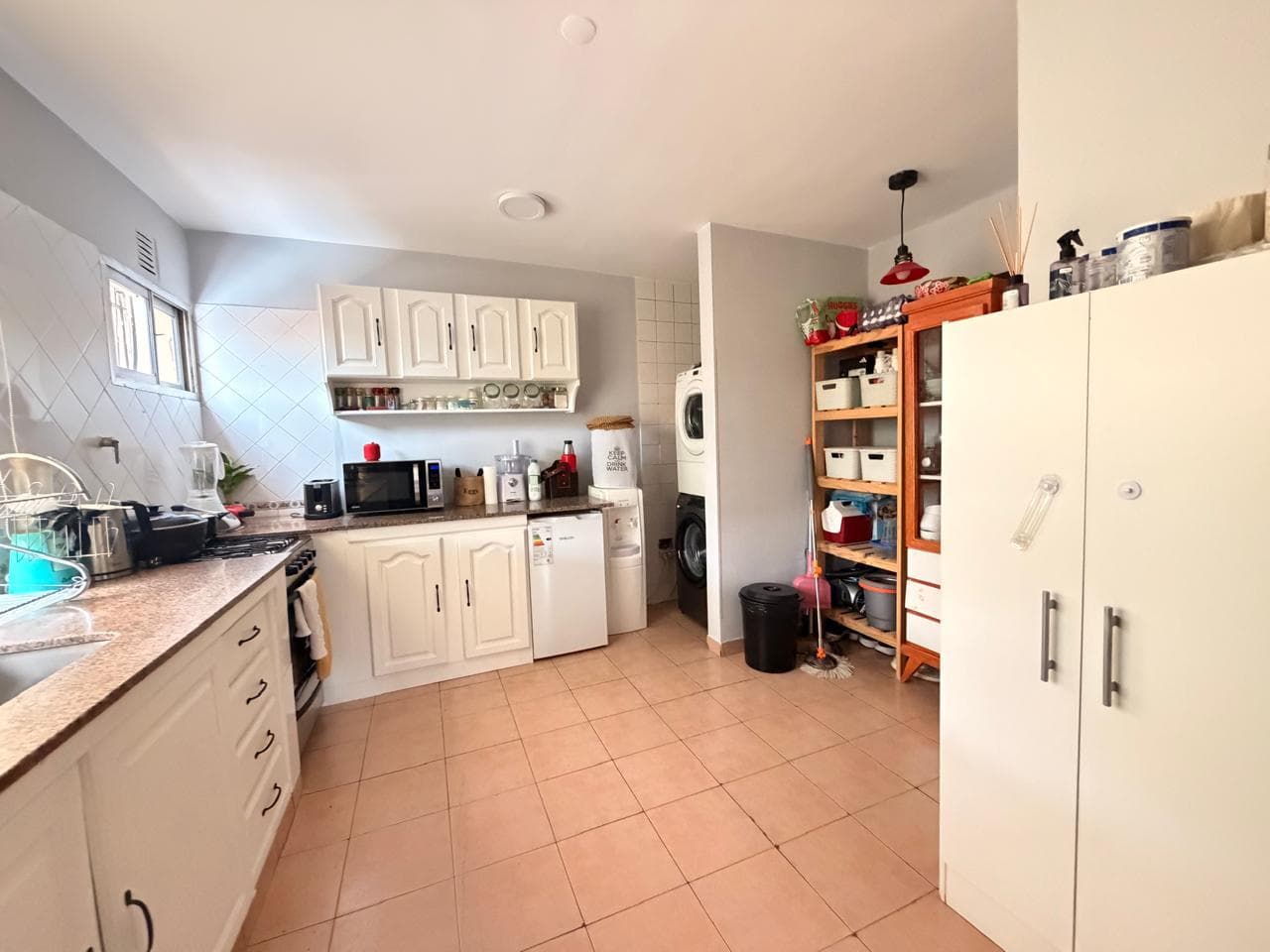 First-floor house for sale—featuring a studio apartment or a separate street-facing commercial space, ideal for renting out