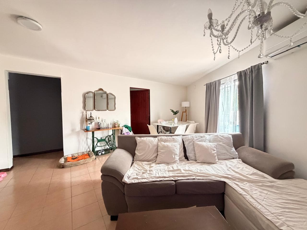 First-floor house for sale—featuring a studio apartment or a separate street-facing commercial space, ideal for renting out