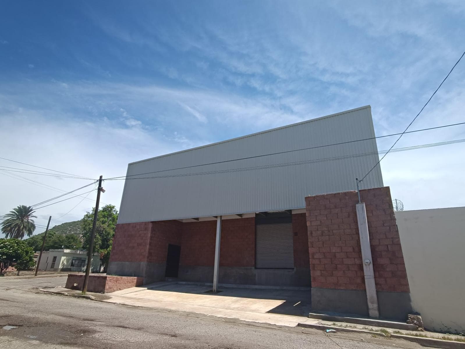 Warehouse for rent in the southern part of the Pedregal de la Villa neighborhood.