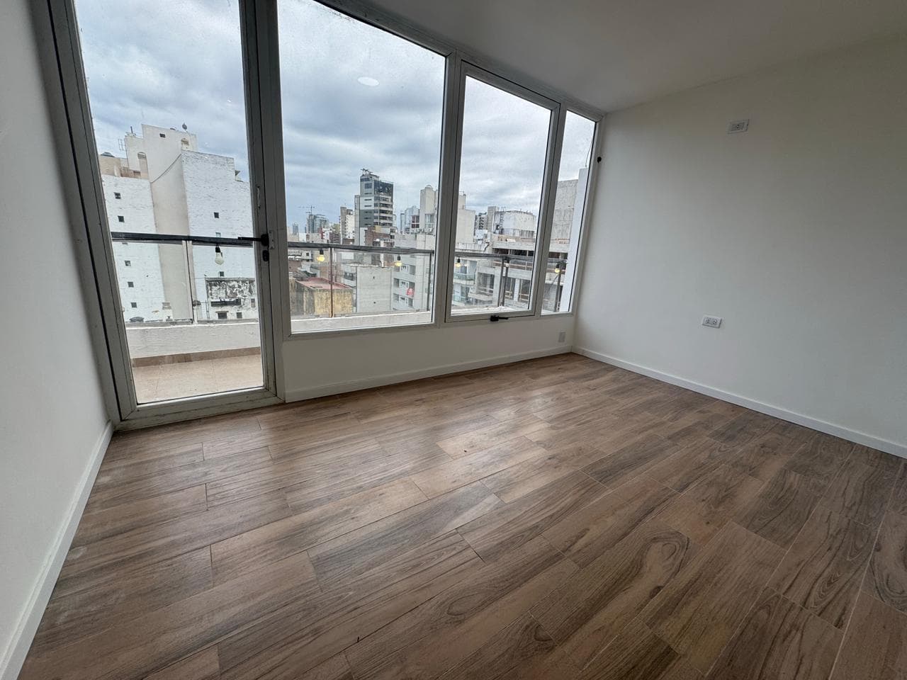 One-bedroom apartment for sale with a long balcony in the Parque España neighborhood of Pichincha