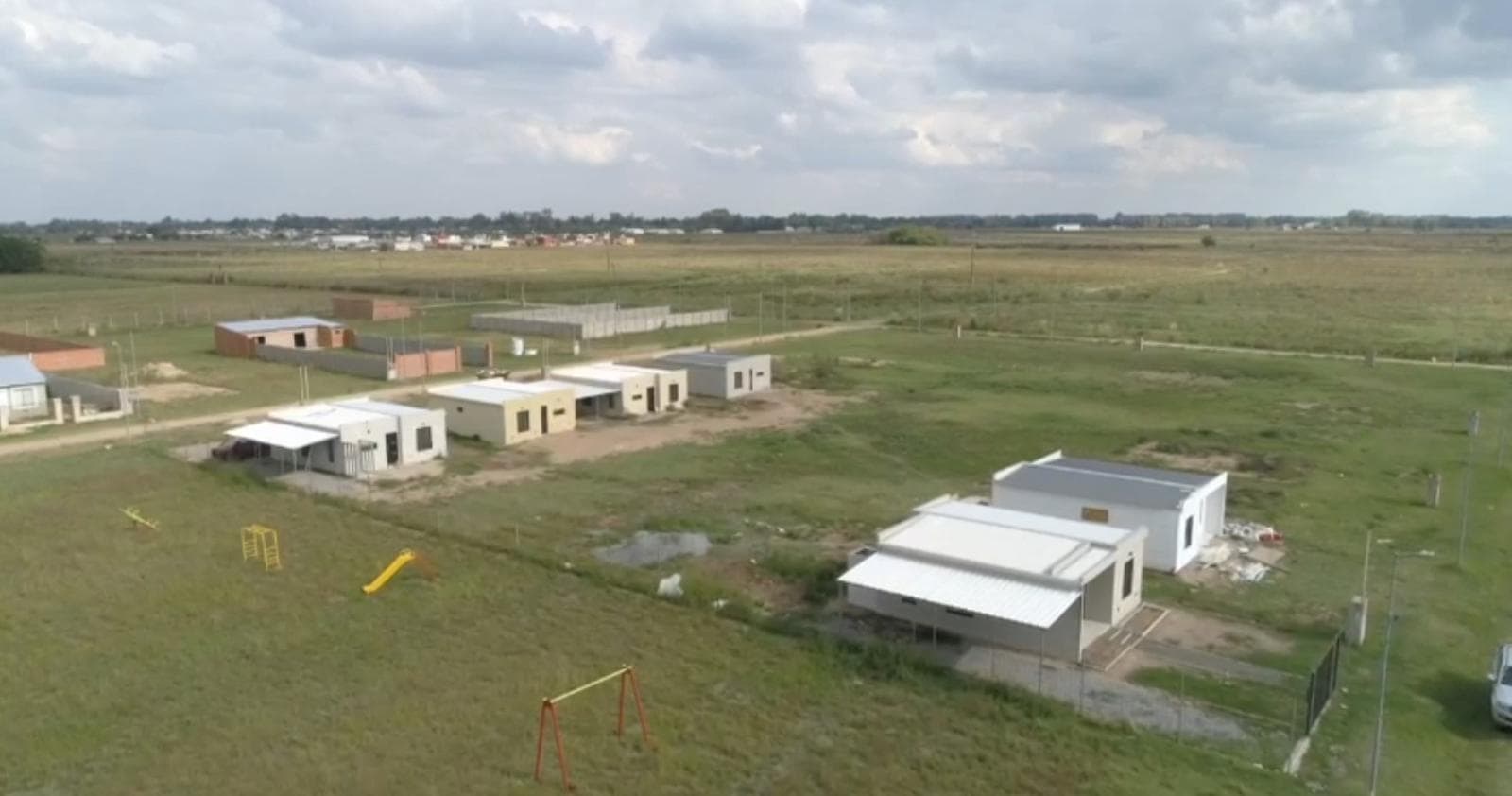 Lot in an open neighborhood with no maintenance fees in Campos de Fresnos. 300 m² lot