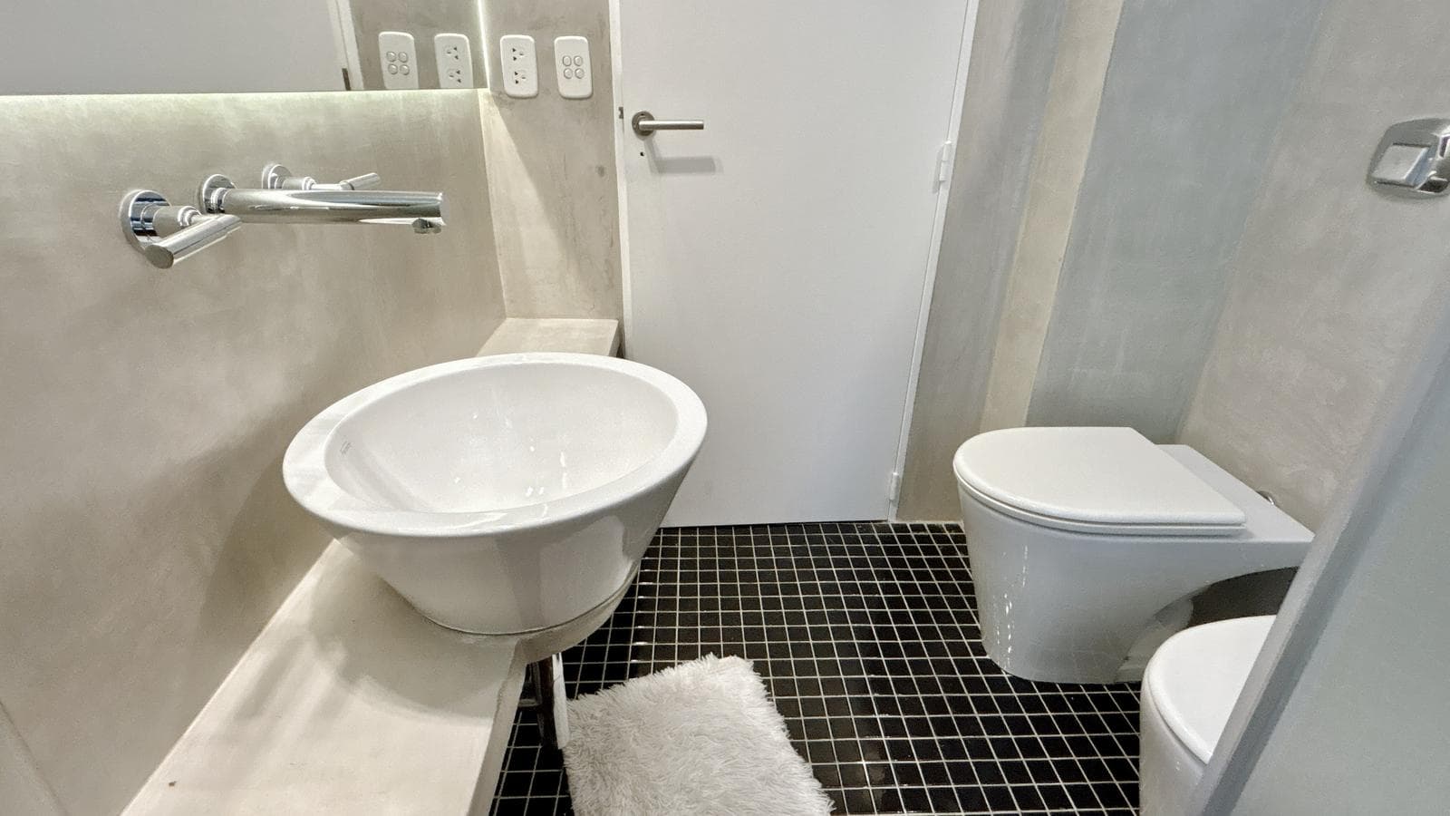 Spacious, Fully Renovated Apartment with Garage – 6 Rooms - Plaza Las Heras