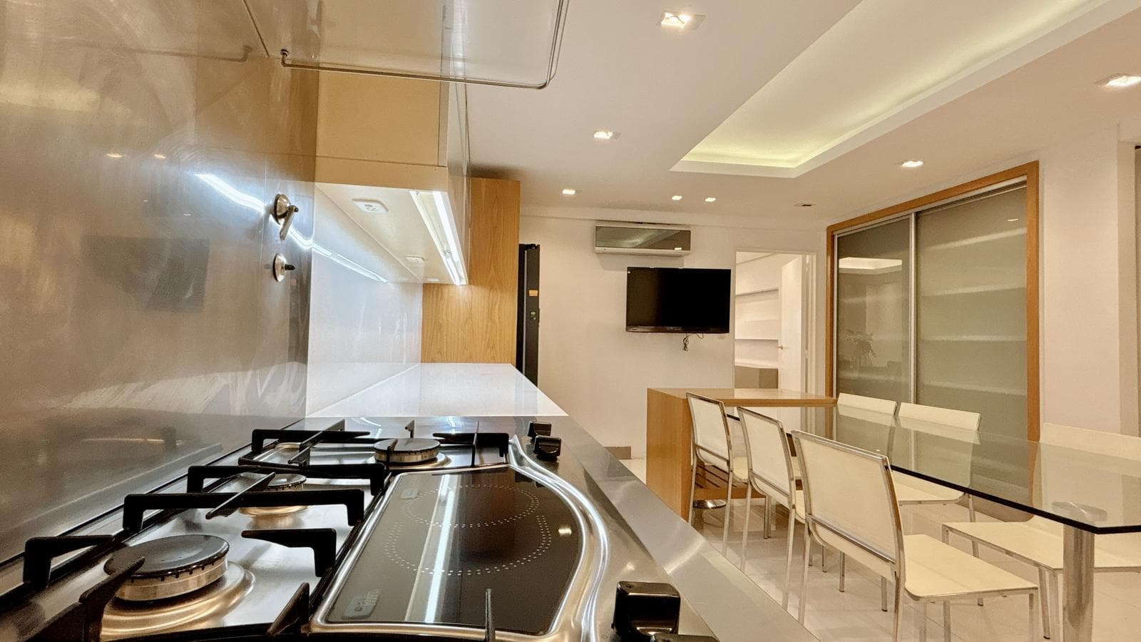 Spacious, Fully Renovated Apartment with Garage – 6 Rooms - Plaza Las Heras
