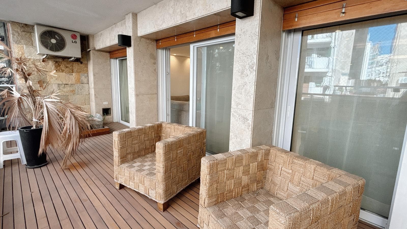 Spacious, Fully Renovated Apartment with Garage – 6 Rooms - Plaza Las Heras