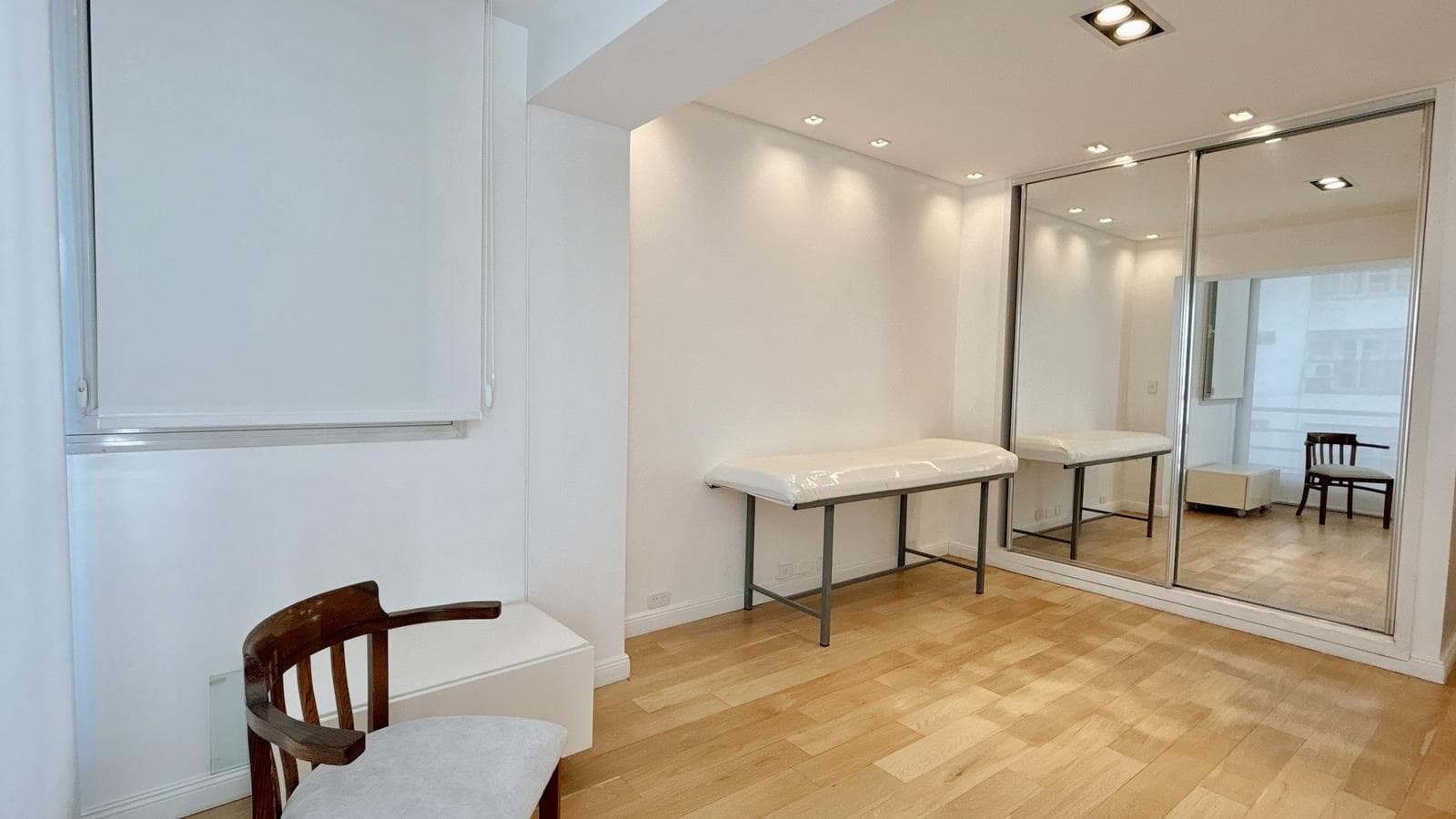 Spacious, Fully Renovated Apartment with Garage – 6 Rooms - Plaza Las Heras
