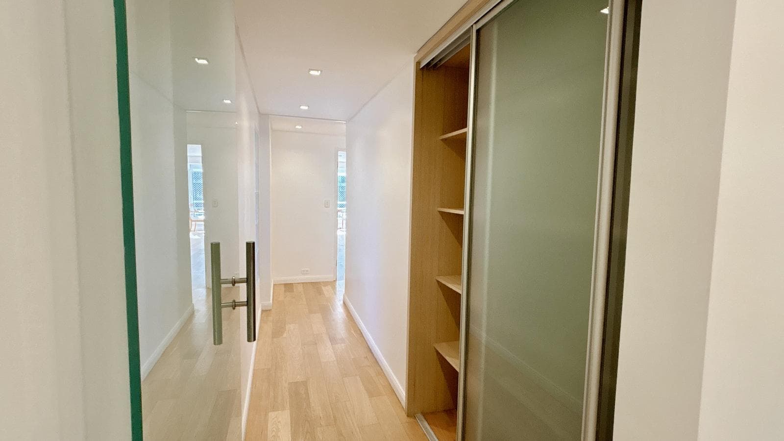 Spacious, Fully Renovated Apartment with Garage – 6 Rooms - Plaza Las Heras