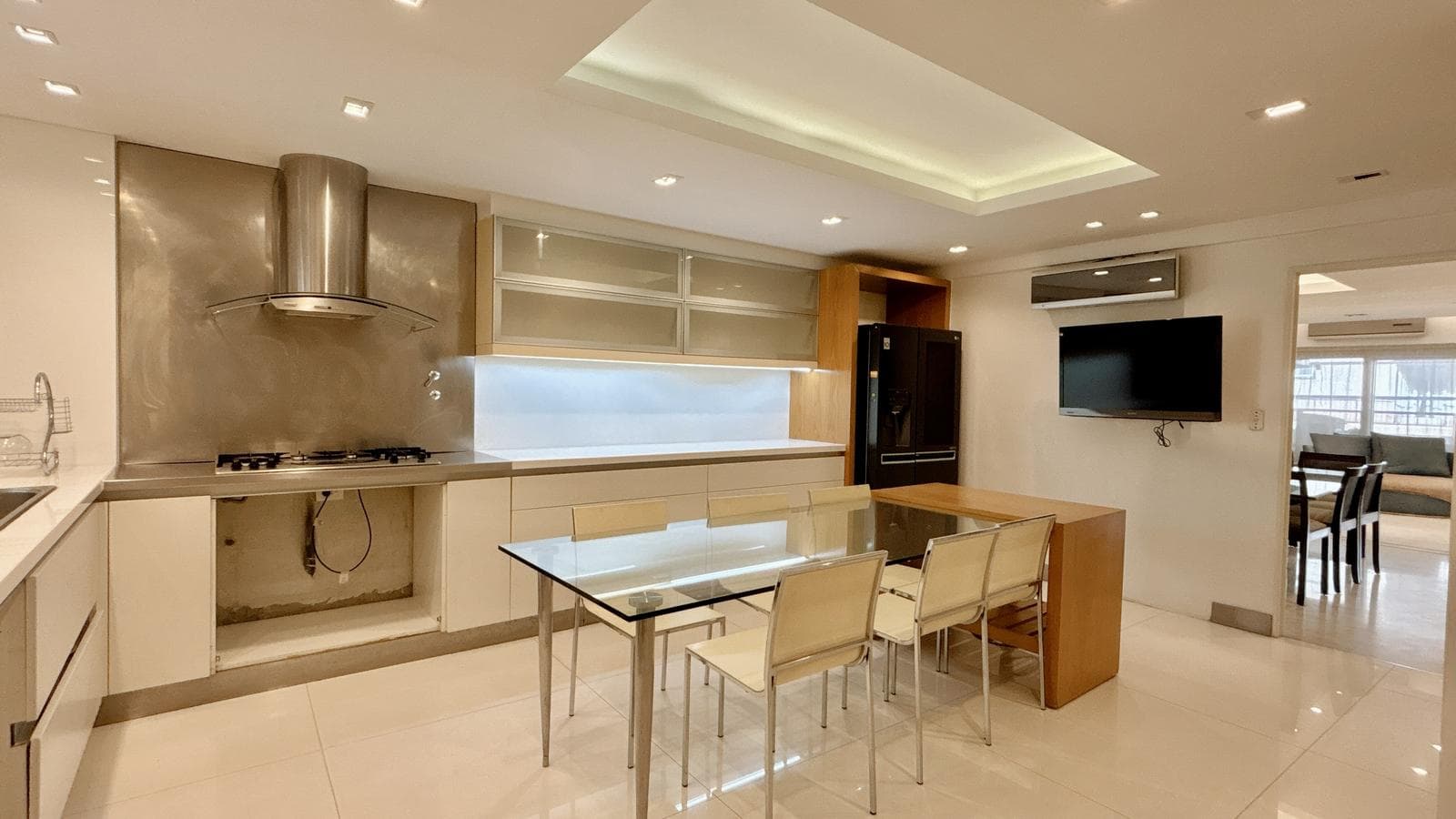 Spacious, Fully Renovated Apartment with Garage – 6 Rooms - Plaza Las Heras