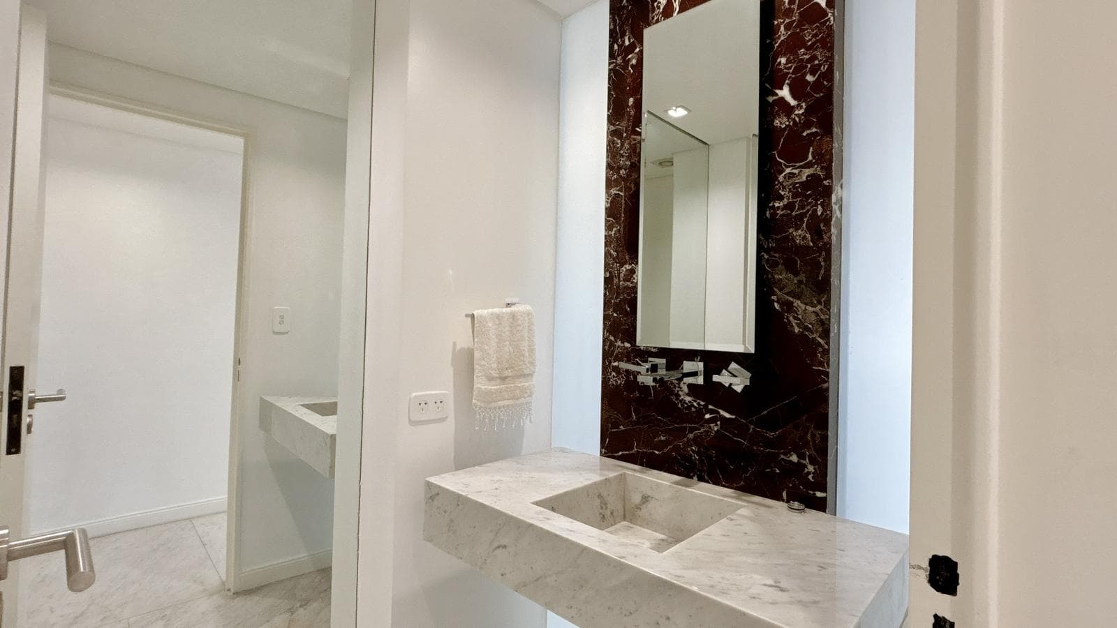 Spacious, Fully Renovated Apartment with Garage – 6 Rooms - Plaza Las Heras