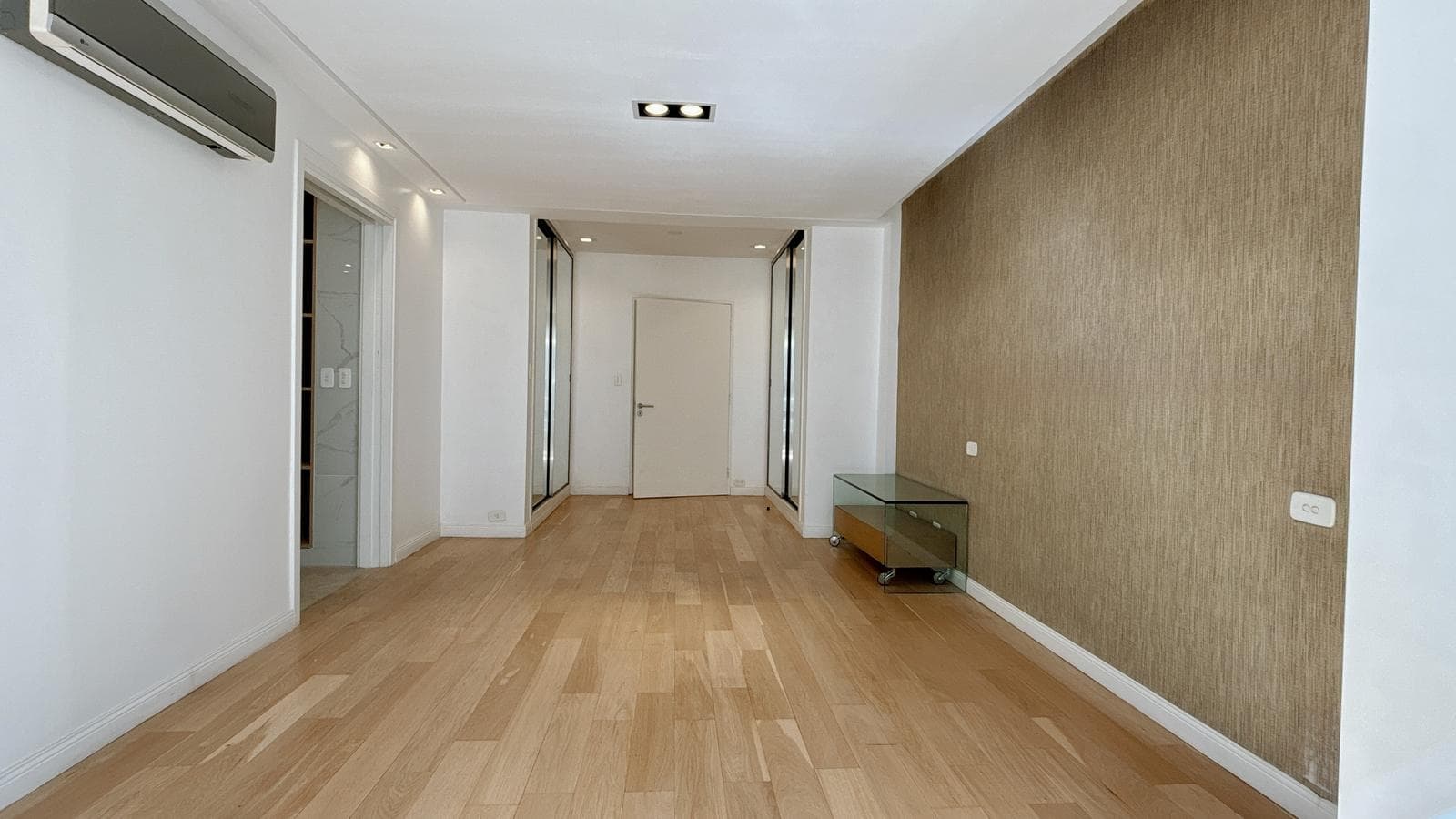 Spacious, Fully Renovated Apartment with Garage – 6 Rooms - Plaza Las Heras
