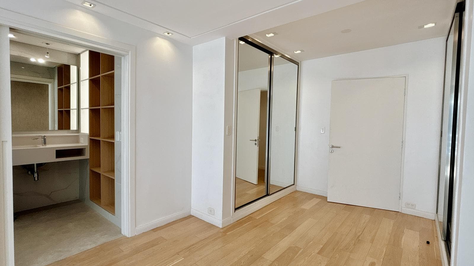 Spacious, Fully Renovated Apartment with Garage – 6 Rooms - Plaza Las Heras